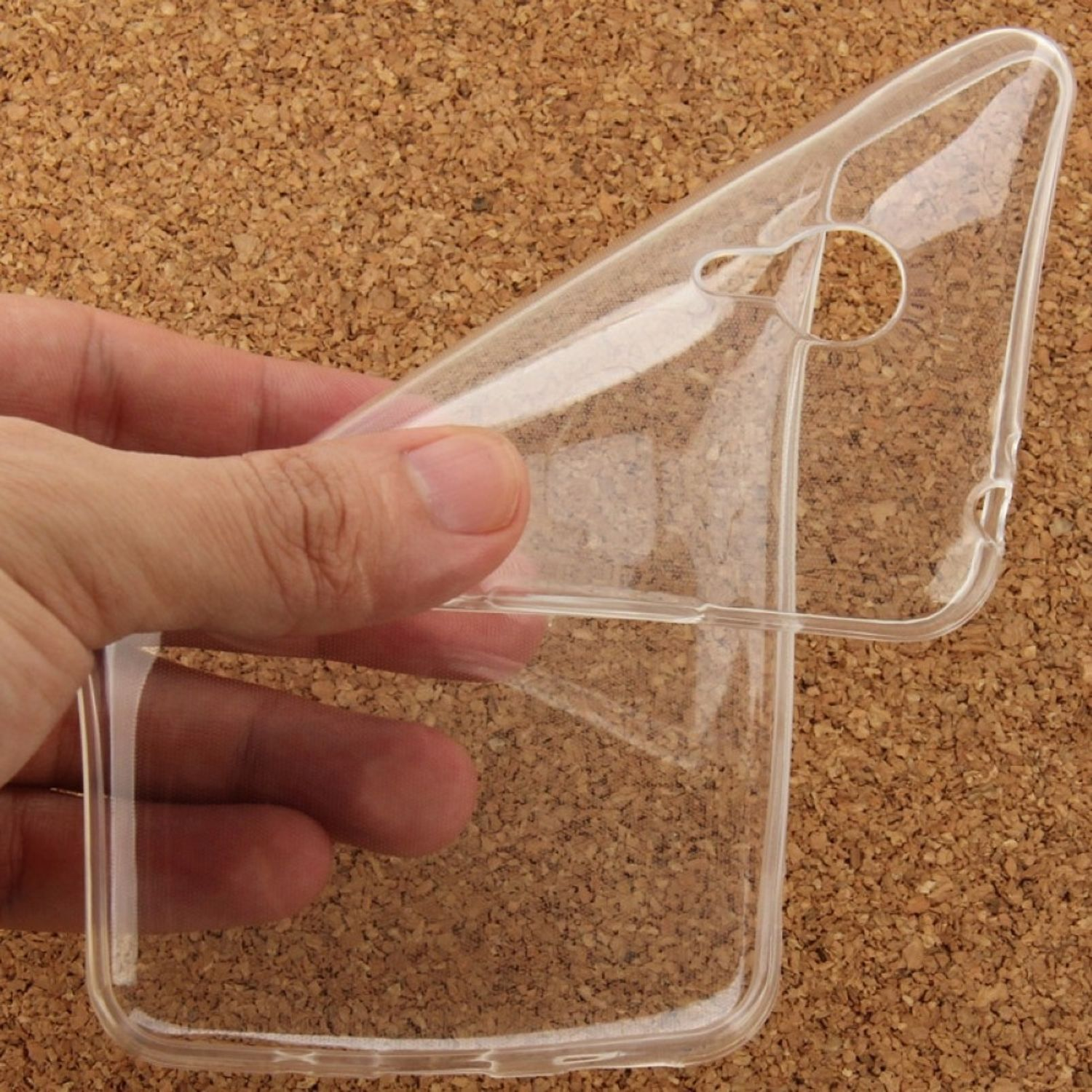 Eine Hand hält eine transparente Handyhülle. Die Hülle ist transparent.