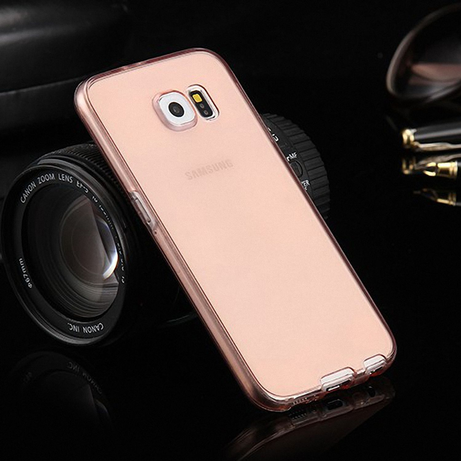 Roségoldene Handyhülle auf schwarzem Untergrund. Kameralinse und Telefon sind sichtbar.