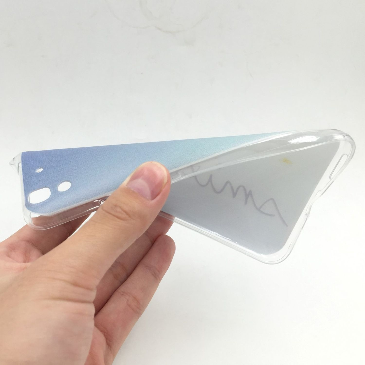 Hand hält eine klare Handyhülle mit blau-weißem Design.