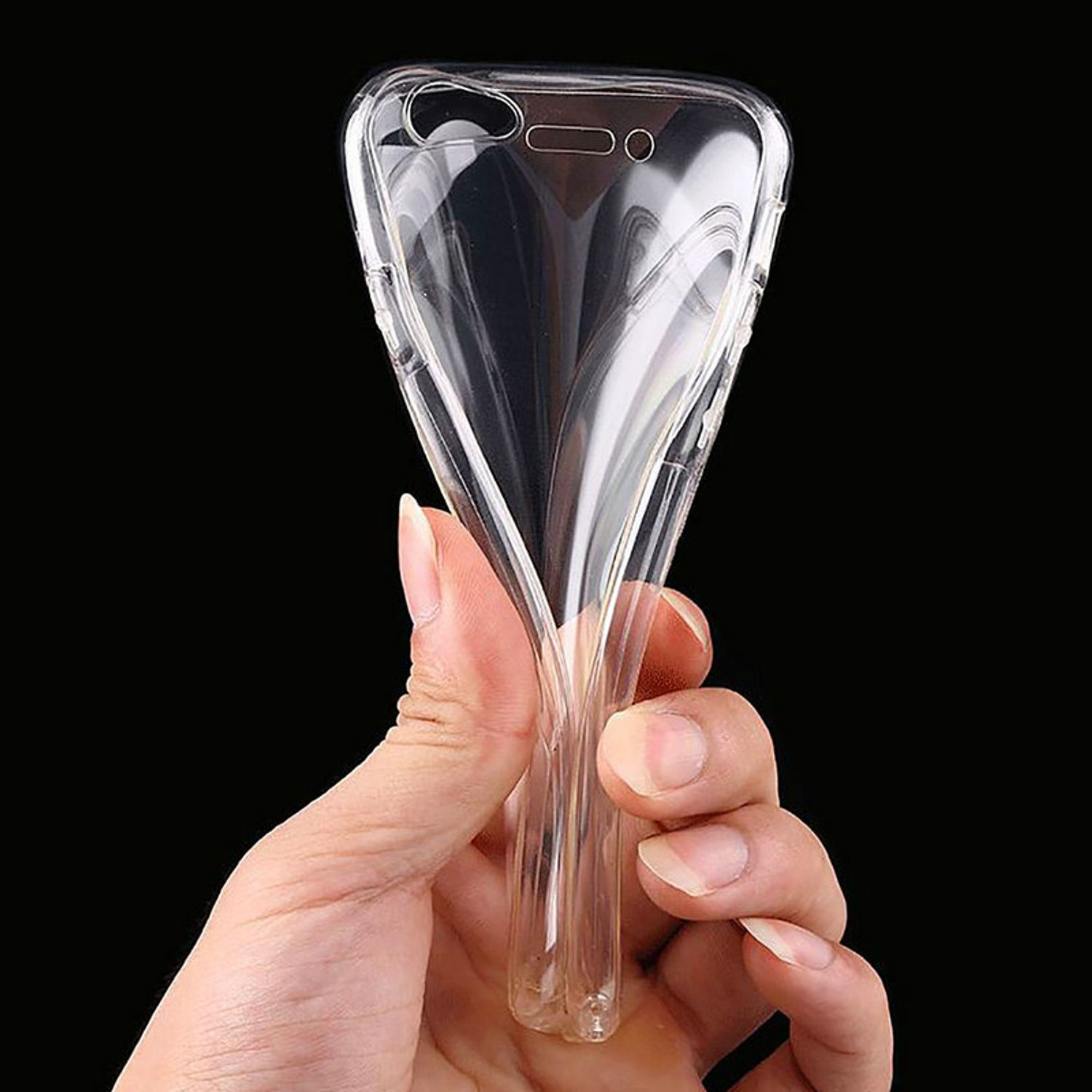 Transparente Handyhülle, gehalten von einer Hand. Die Hülle ist flexibel und hat Löcher für die Kamera.