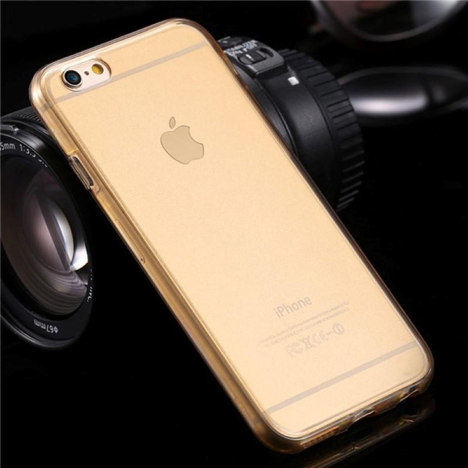 Goldenes iPhone in einer transparenten Hülle. Das Telefon ist goldfarben, mit einer transparenten Hülle. Schwarzer Hintergrund.