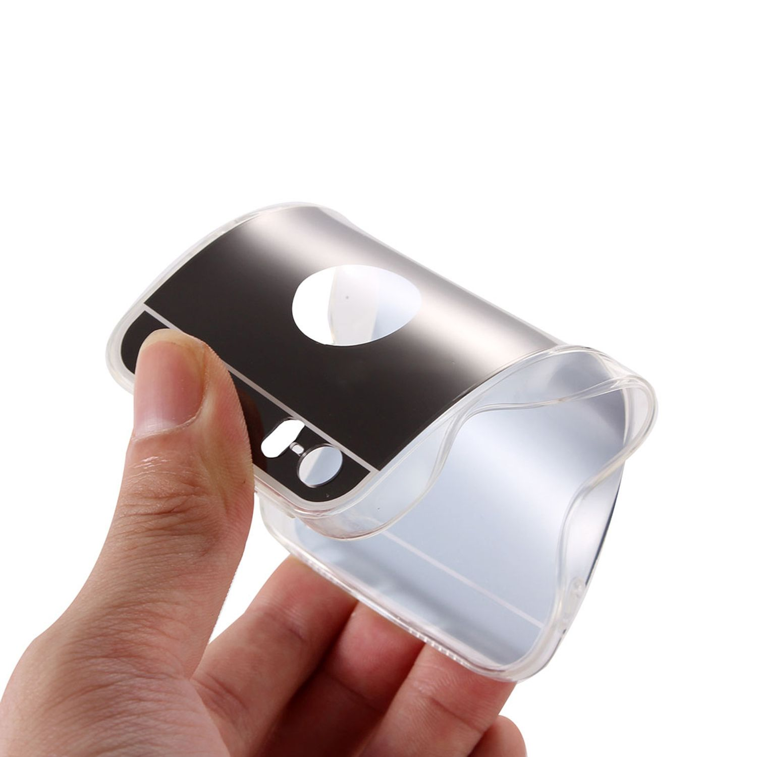 Eine Hand hält eine transparente Handyhülle mit schwarzem Design auf weißem Hintergrund.
