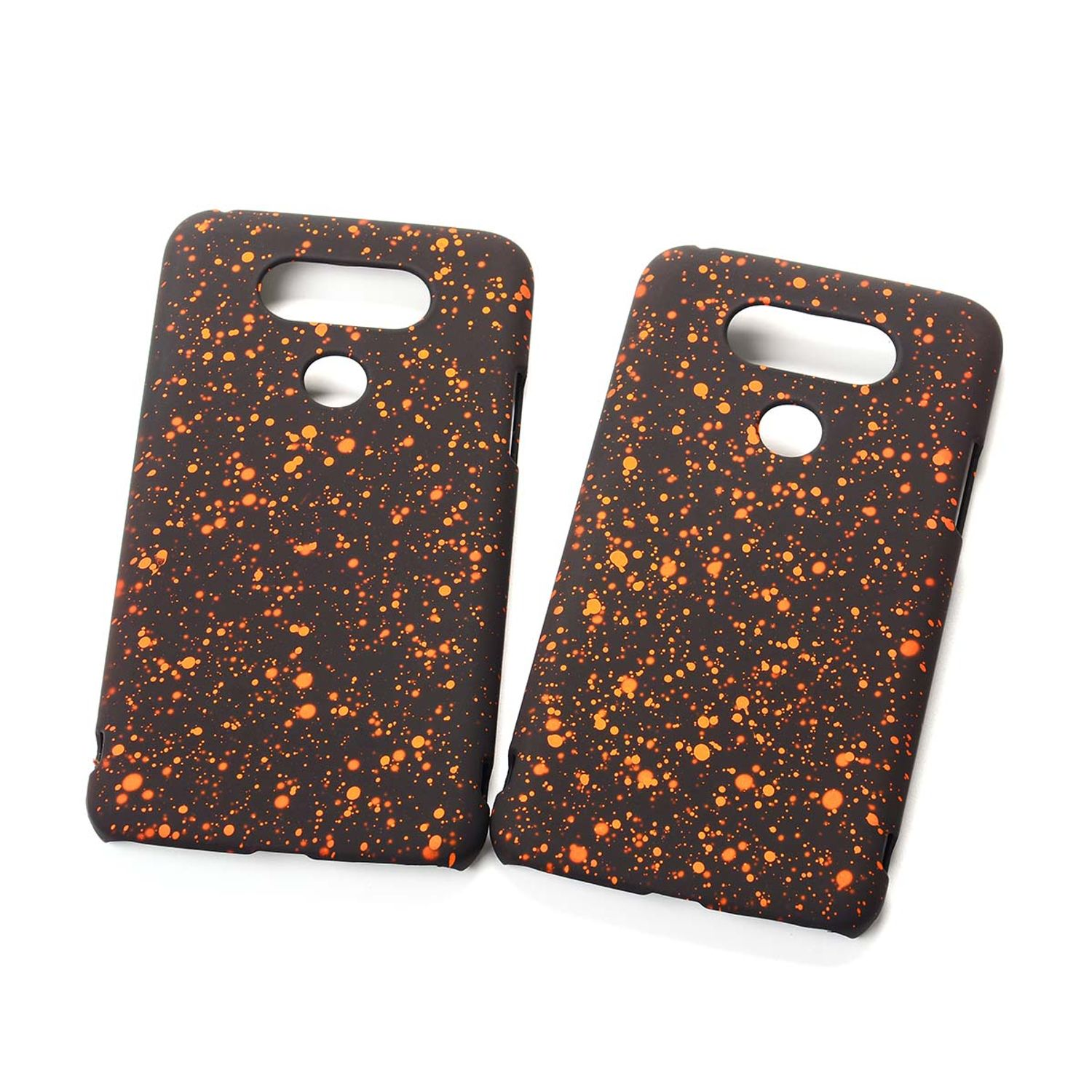 Zwei schwarze Handyhüllen mit orangefarbenem Spritzdesign. Weißer Hintergrund.