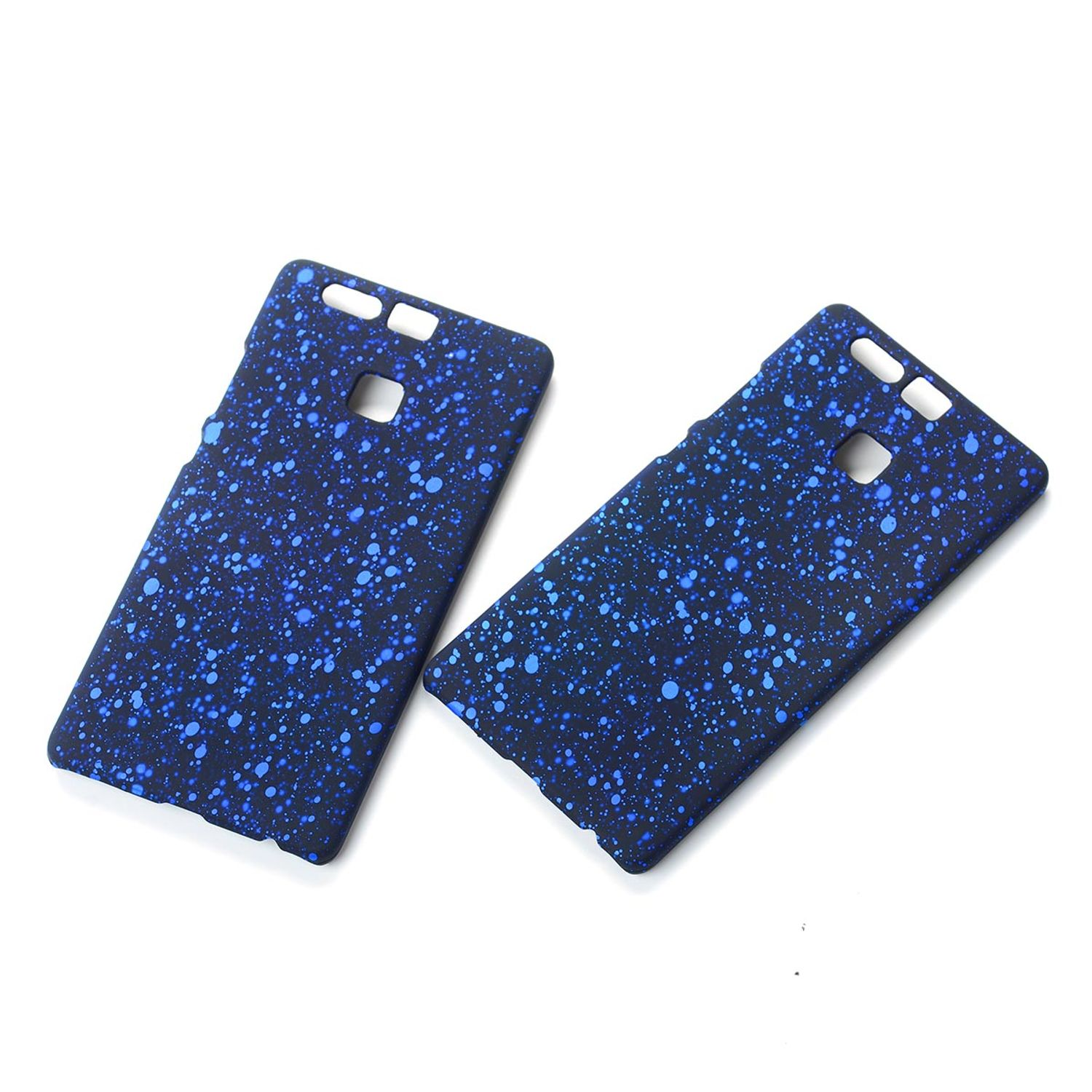 Zwei blaue Handyhüllen mit gesprenkeltem Design. Sie sind ähnlich geformt und haben Aussparungen.