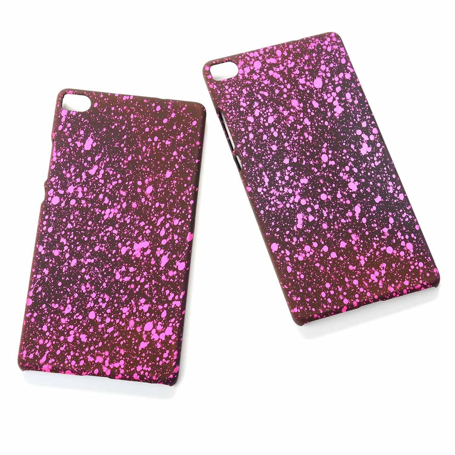 Zwei Handyhüllen mit brauner Basis und rosa Spritzdesign, auf weißem Hintergrund.
