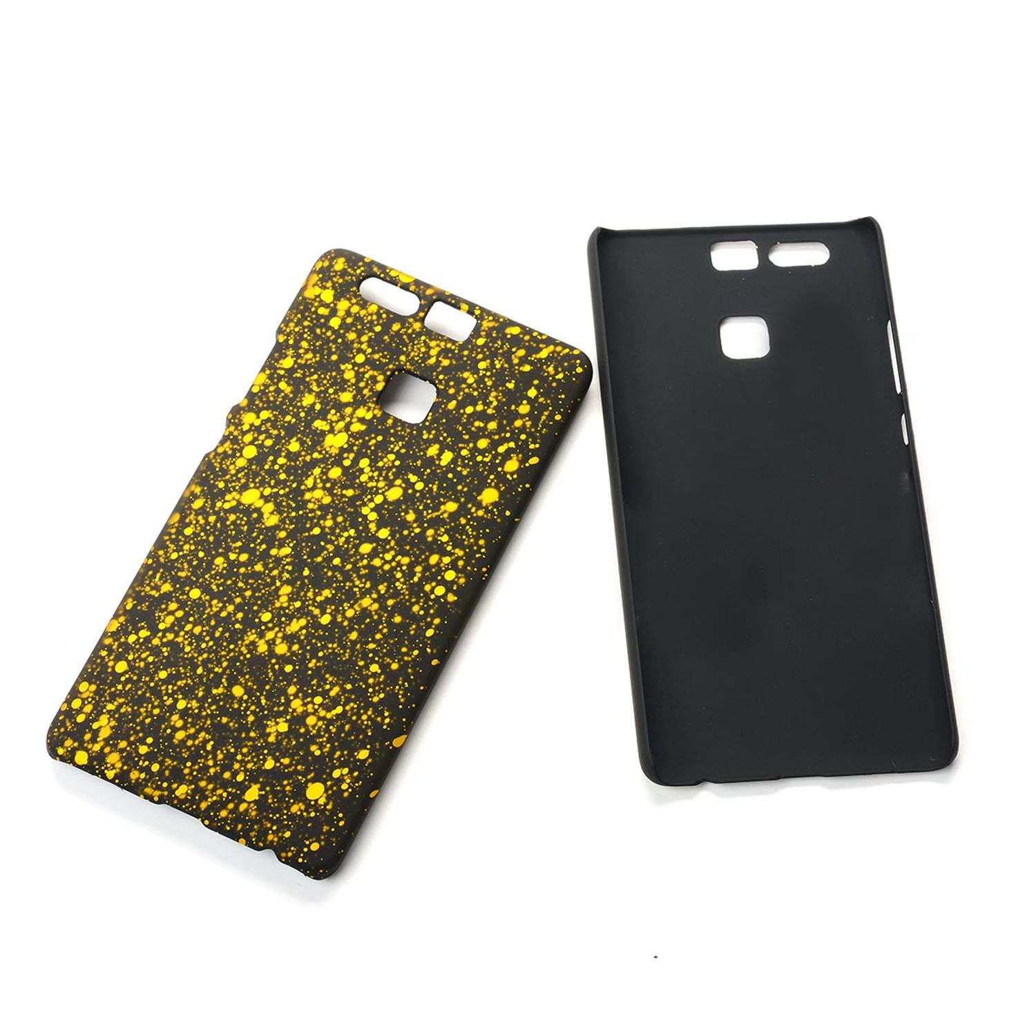Zwei schwarze Handyhüllen. Eine hat ein gold-gelbes Spritzdesign. Die andere ist eine schwarze Hülle.