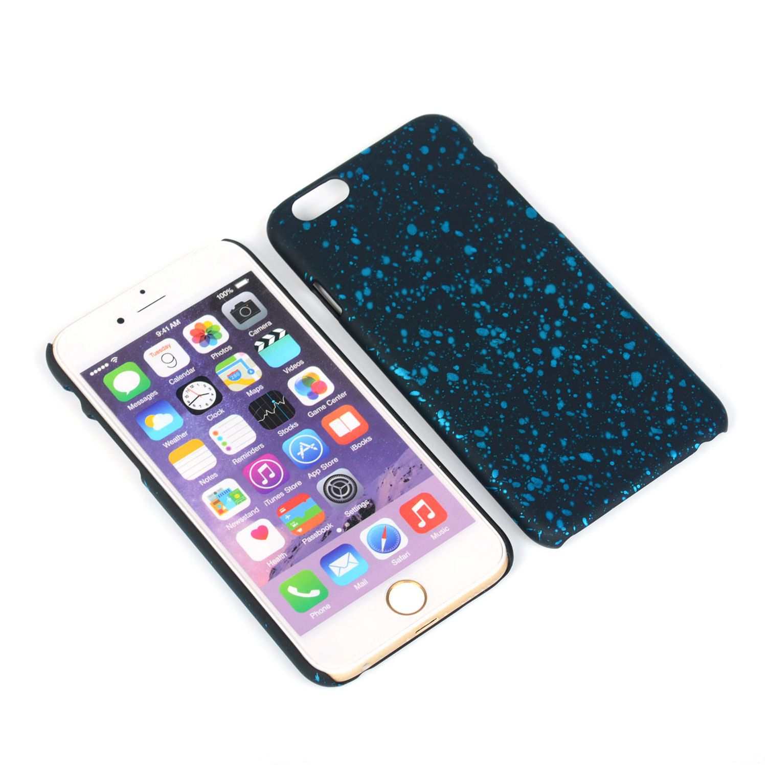 iPhone mit einer schwarz-blauen, gesprenkelten Handyhülle, liegend neben der Hülle.