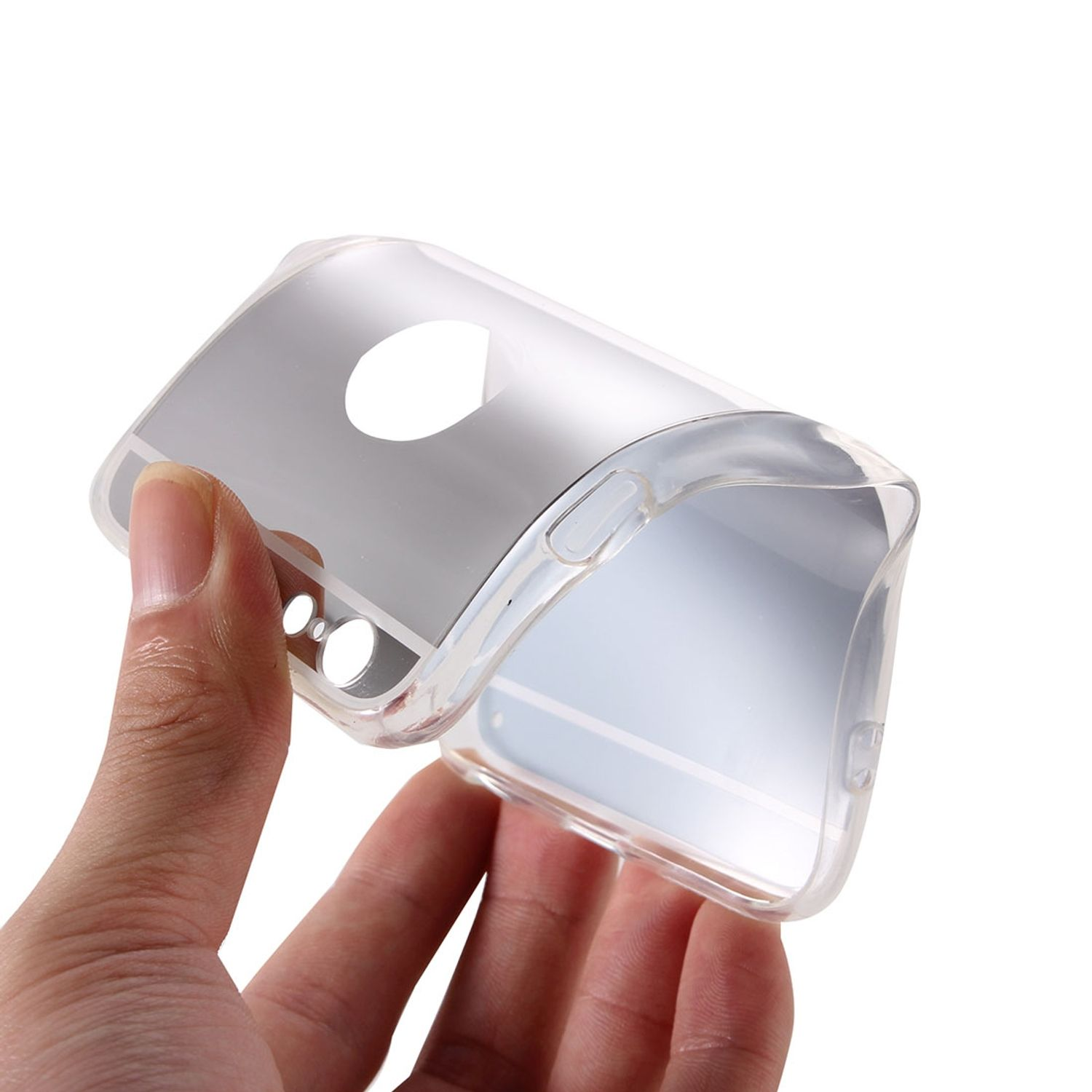 Eine klare Handyhülle wird gehalten. Die Hülle ist transparent und zeigt die Rückseite des Telefons.