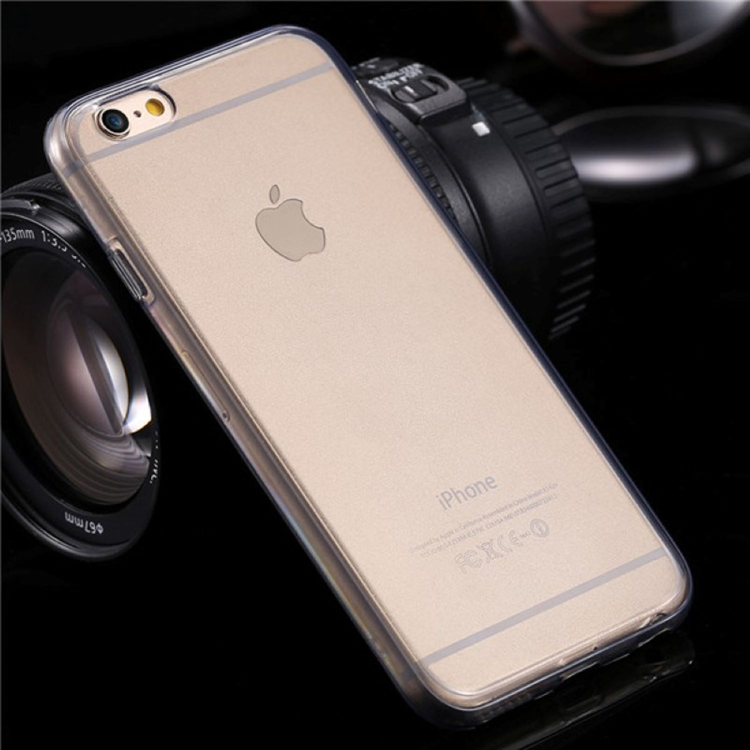 Transparente Handyhülle auf einem goldenen iPhone. Kameraobjektiv im Hintergrund.