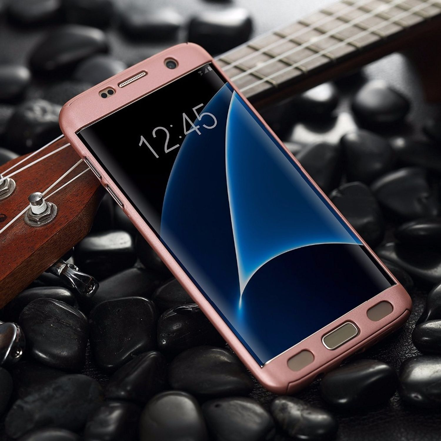 Rosa Telefon mit schwarzem Bildschirm, schwarze Steine, eine Gitarre im Hintergrund.
