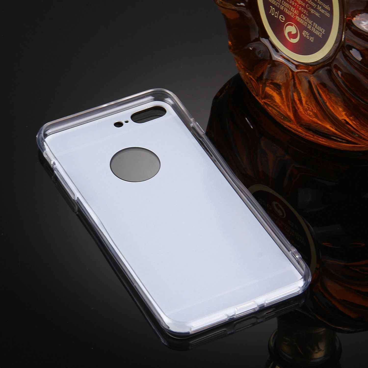 Silberne Handyhülle mit reflektierender Rückseite.