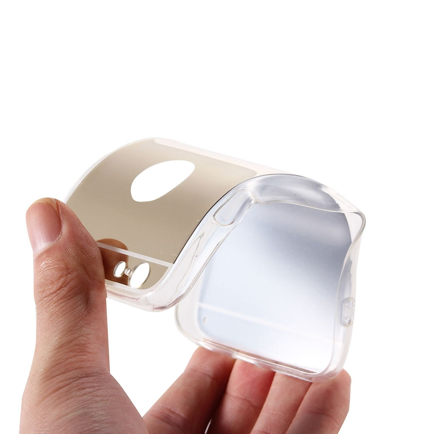 Hand hält eine transparente Handyhülle, schräge Ansicht, mit weißem Hintergrund.