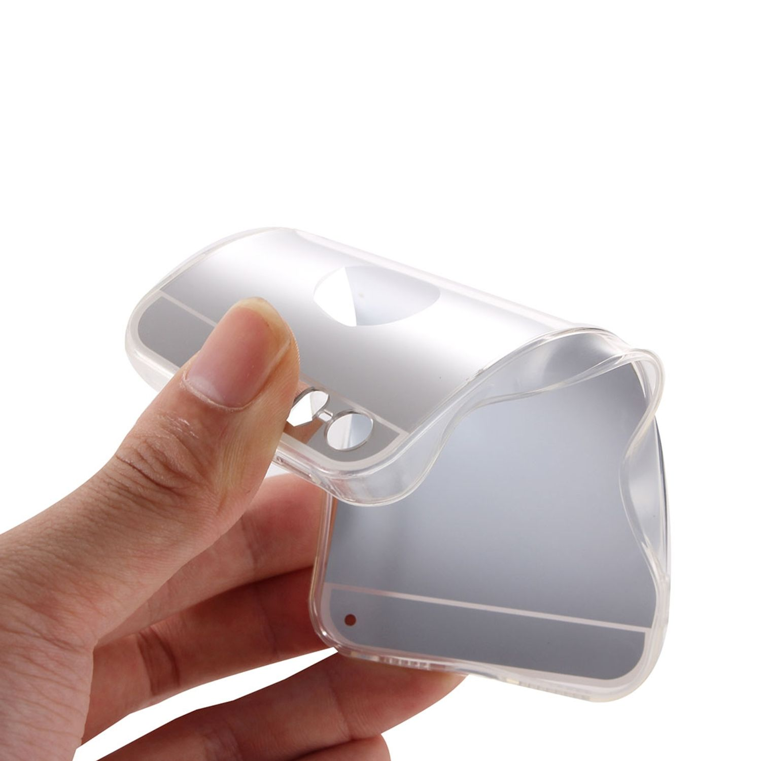 Transparente Handyhülle in einer Hand, mit silberner Rückseite.