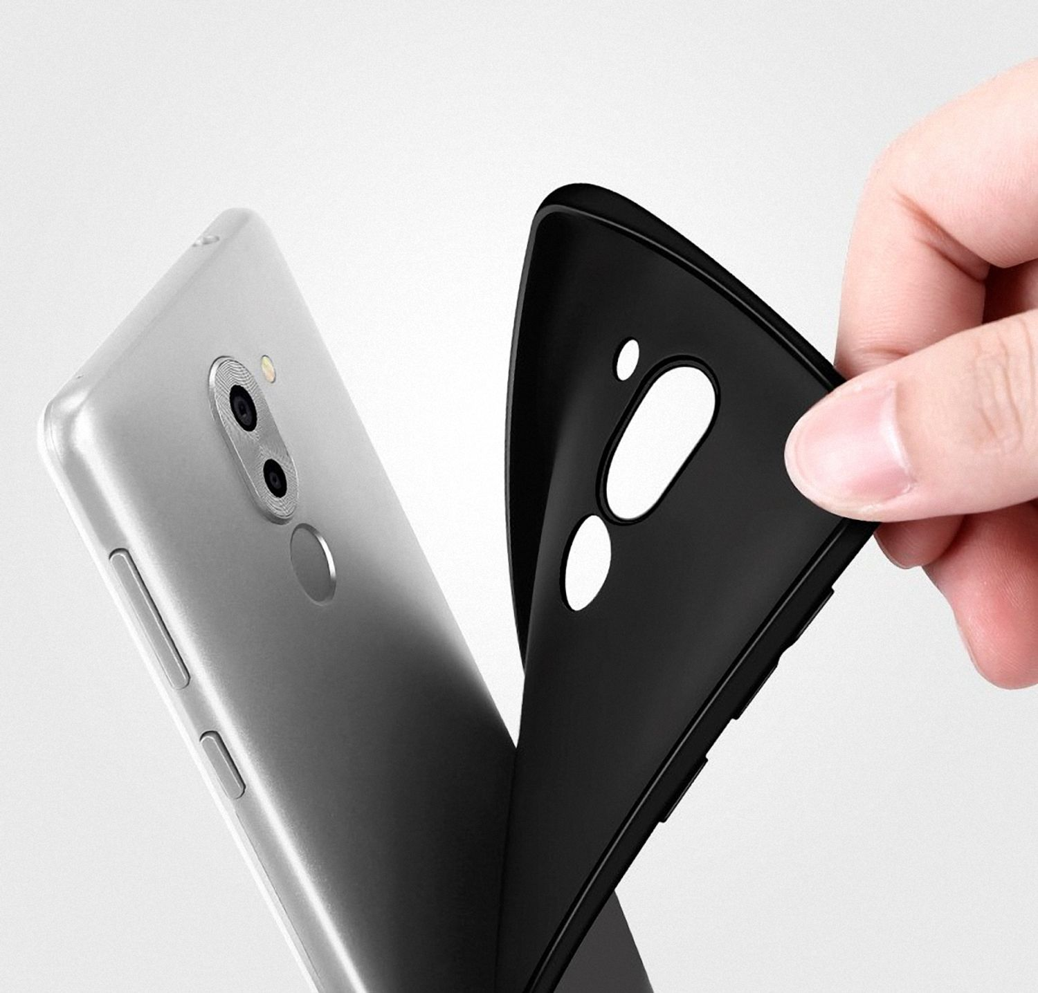 Hand entfernt eine schwarze Handyhülle von einem silbernen Telefon. Das Telefon hat drei Kameras.
