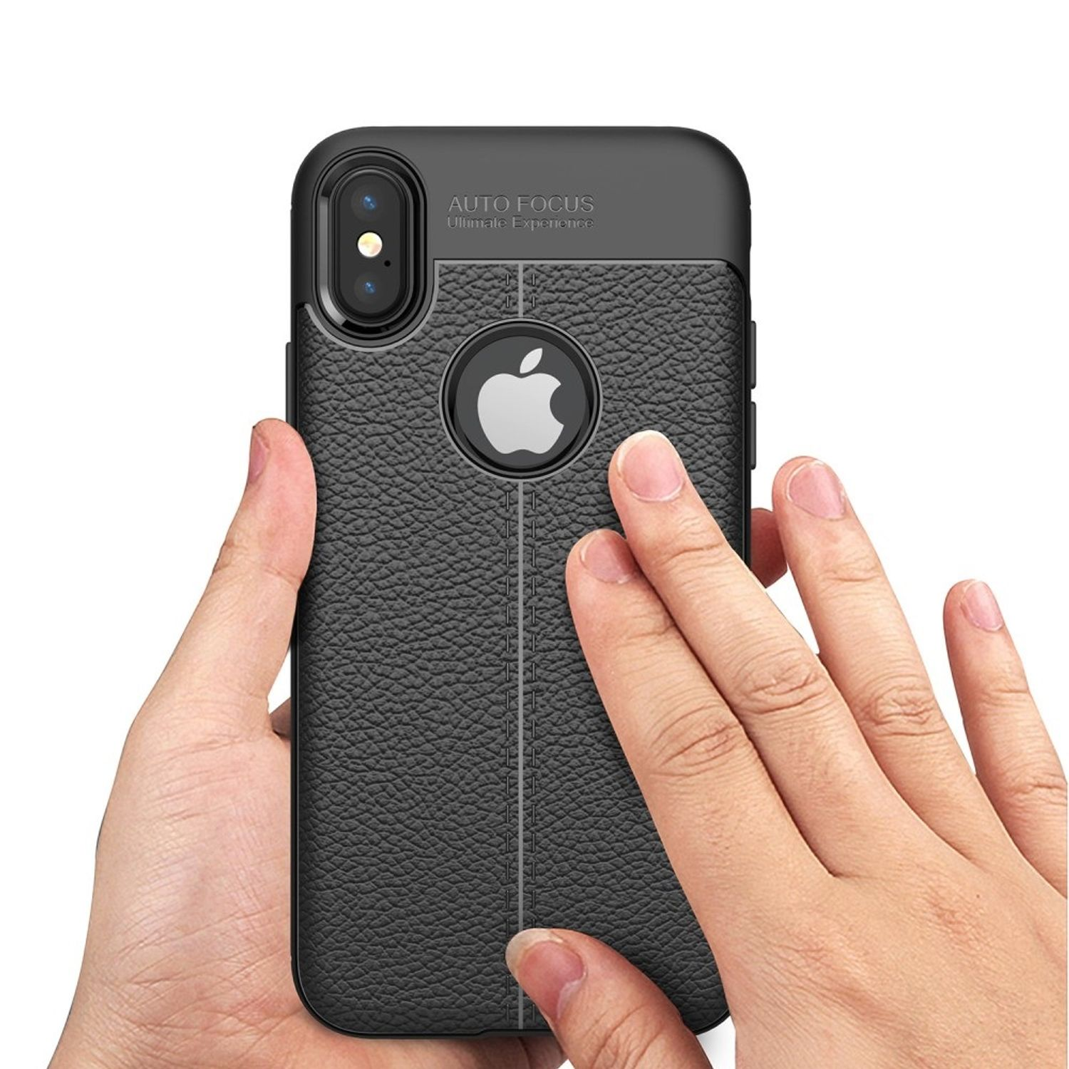 Schwarze Handyhülle mit Apple-Logo. Eine Hand berührt die Rückseite des Telefons. Schwarz-weißer Hintergrund.