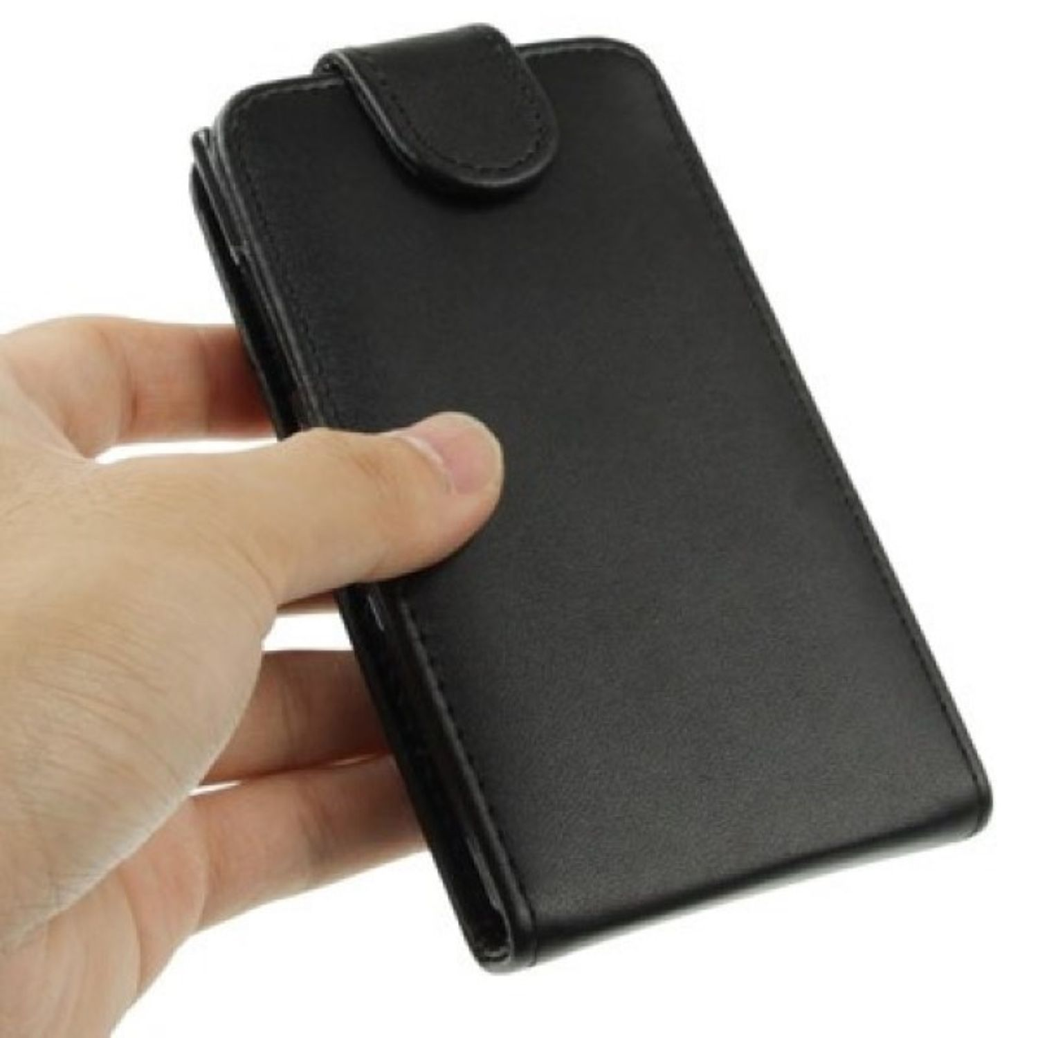 Hand hält eine schwarze Leder-Handyhülle mit Verschluss. Die Hülle ist geschlossen.