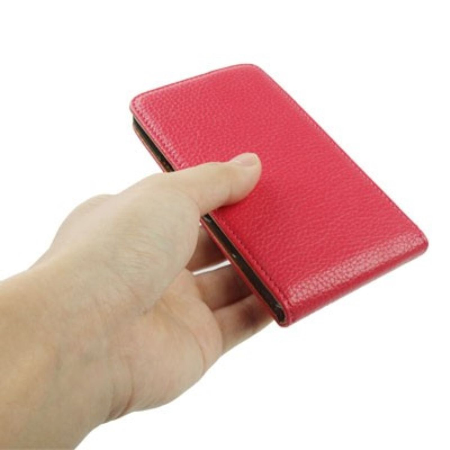 Hand hält eine rote Handyhülle. Die Hülle ist geschlossen und hat eine Lederstruktur.