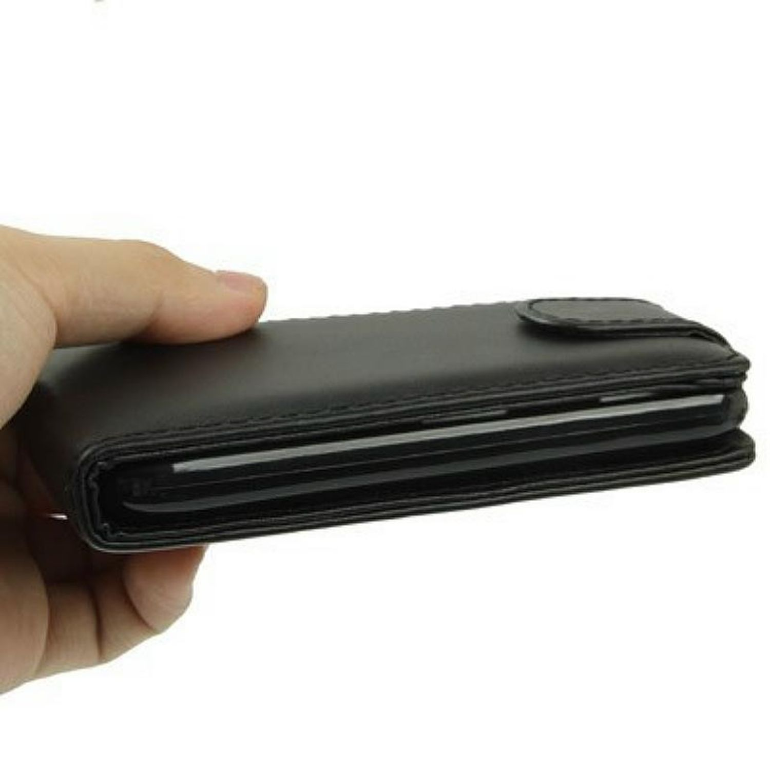 Hand hält eine dunkelbraune Leder-Telefonbrieftasche. Weißer Hintergrund.
