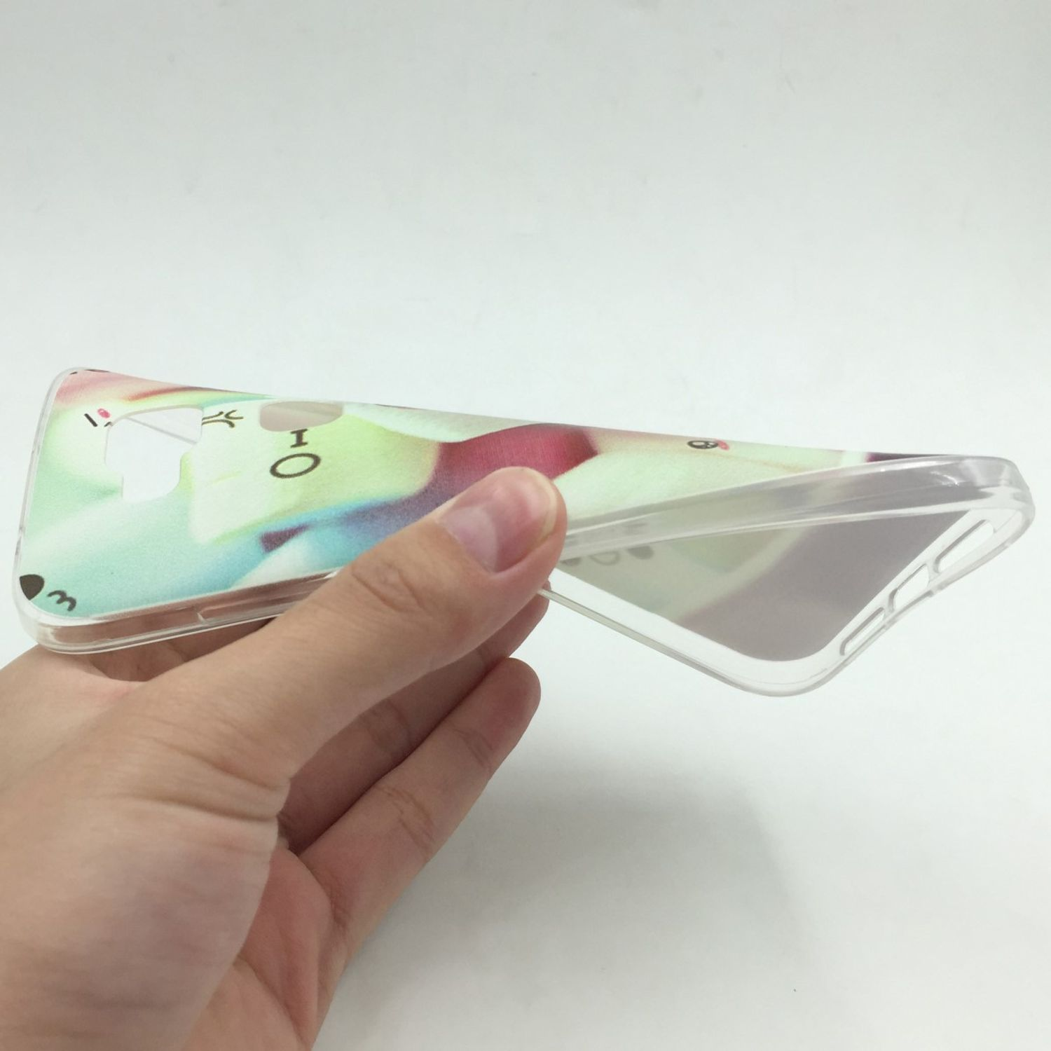 Hand hält eine transparente Handyhülle mit floralem Design. Heller Hintergrund.