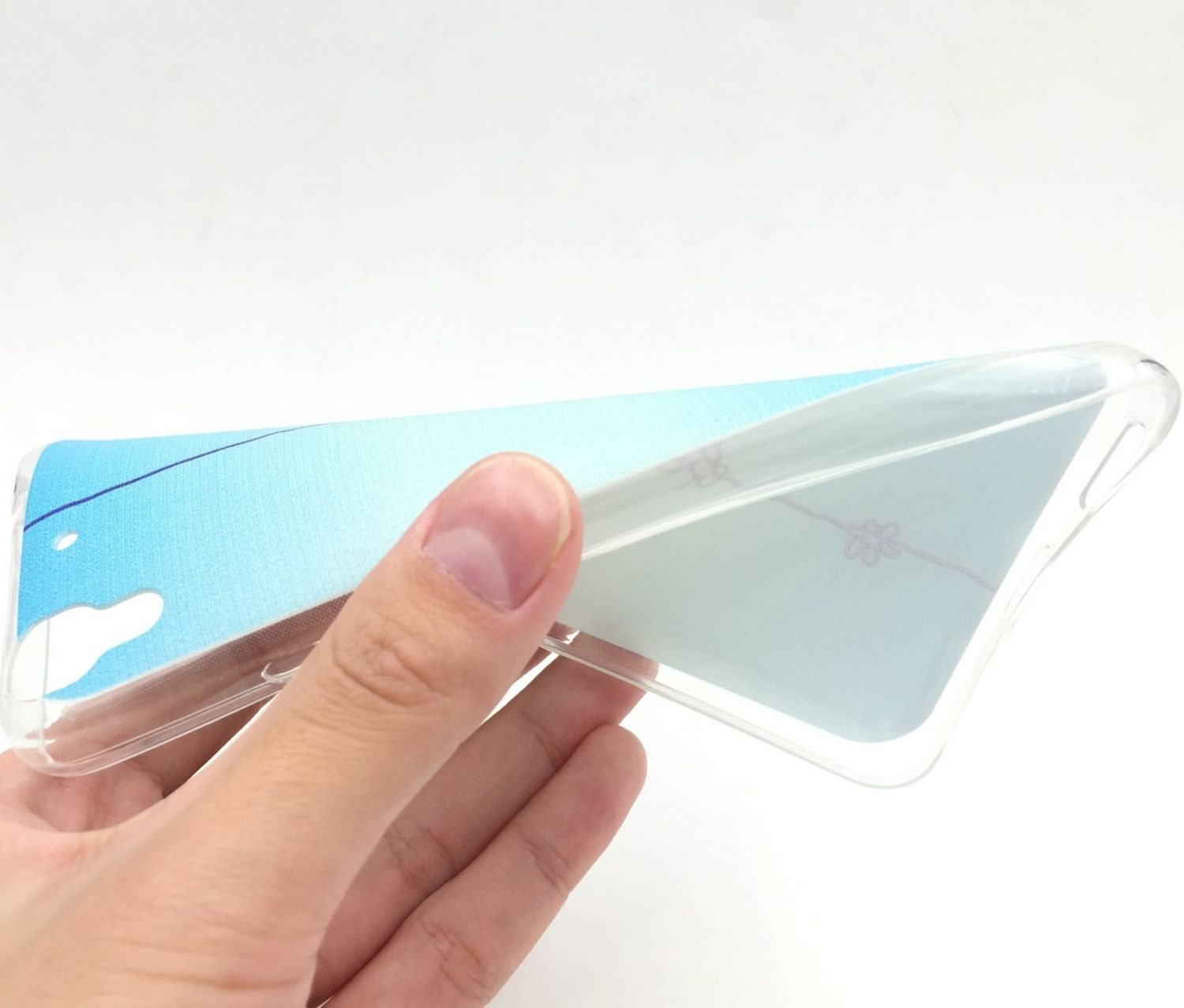 Hand hält eine transparente Handyhülle mit Zeichnung. Die Hülle ist teilweise transparent.