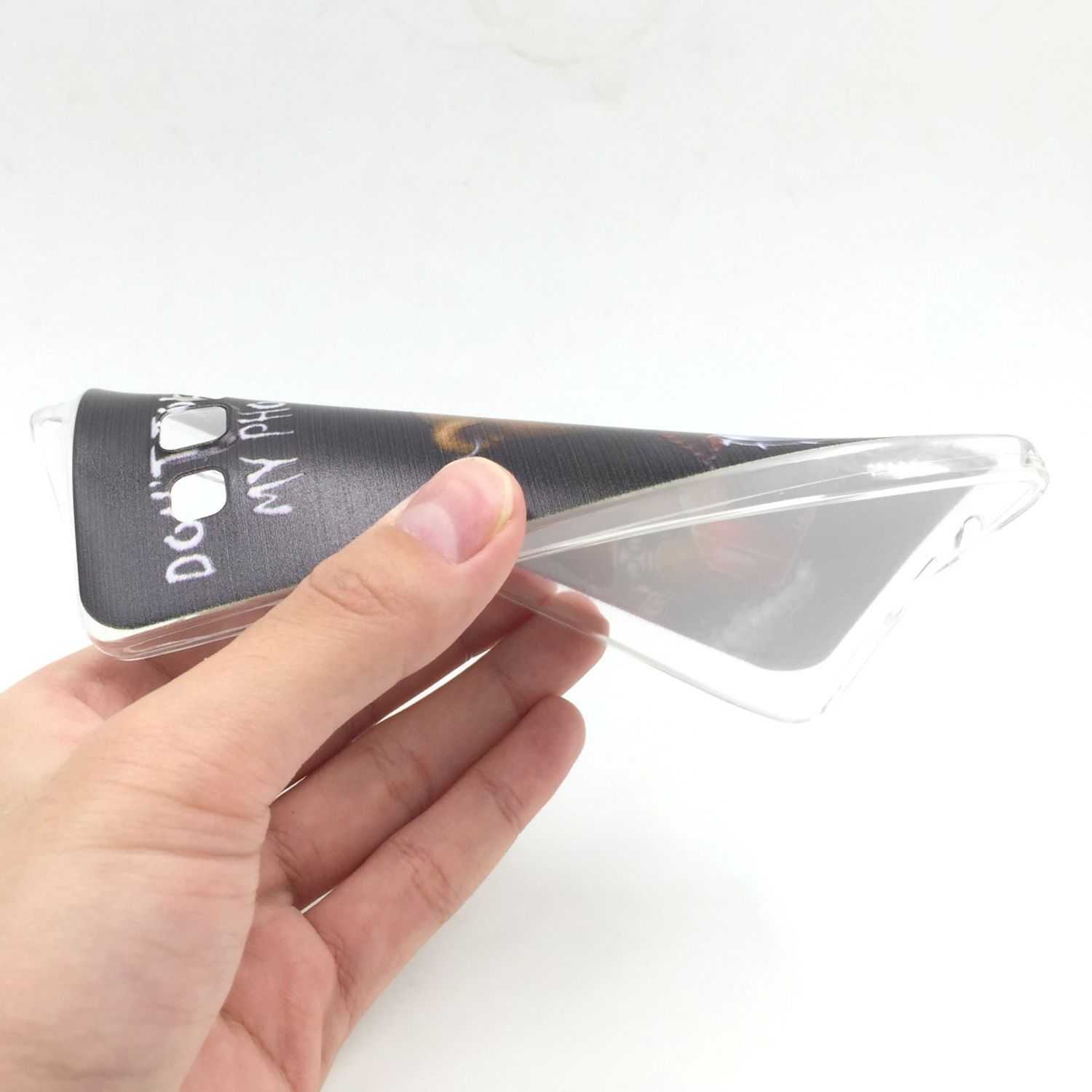 Hand, die eine Handyhülle hält. Die Hülle hat Wörter und Designs darauf.