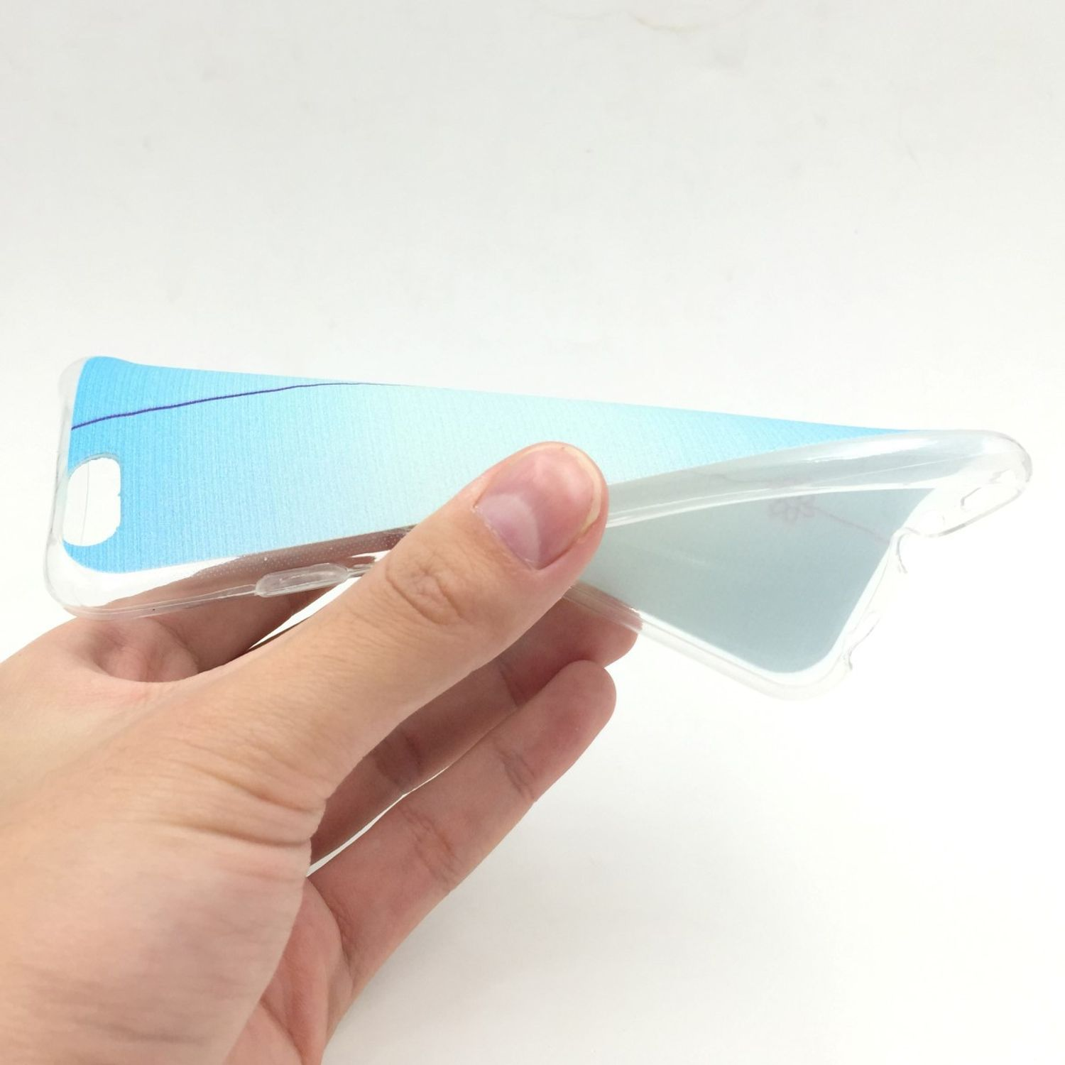 Eine Hand, die eine Handyhülle hält. Die Hülle hat ein blaues und weißes Design.