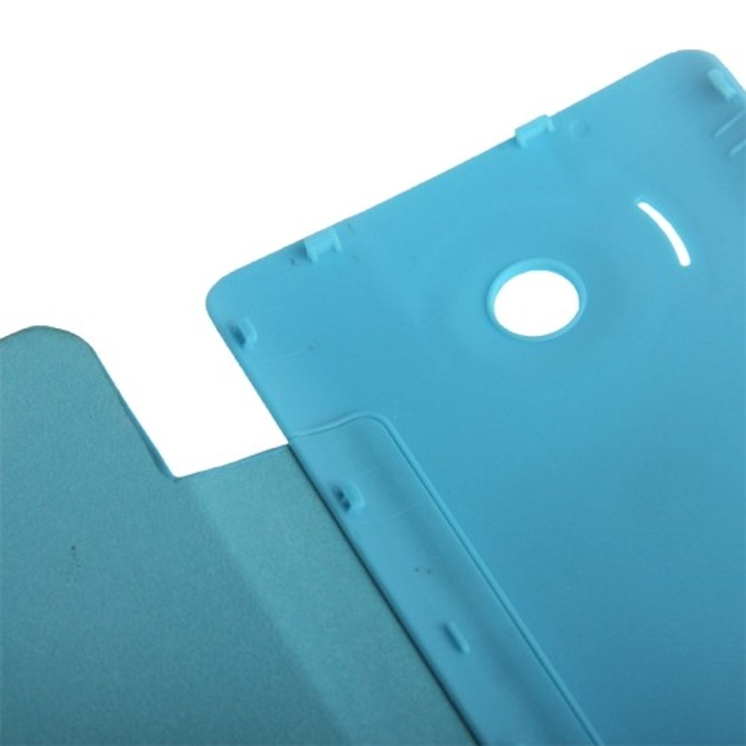 Blaue Tablethülle, offen, mit hellblauem Innenraum. Weißer Hintergrund.