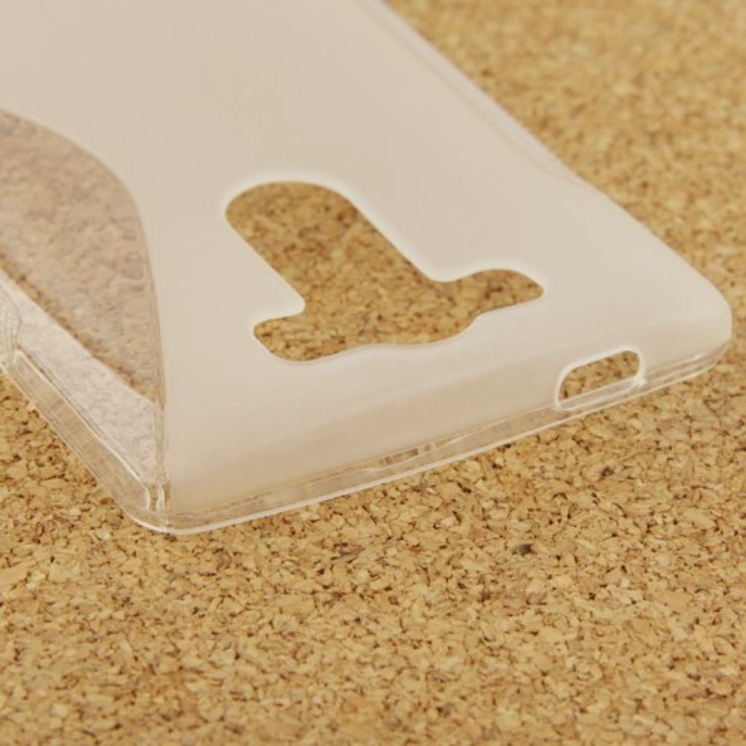 Transparente Handyhülle auf Korkoberfläche, Nahaufnahme.