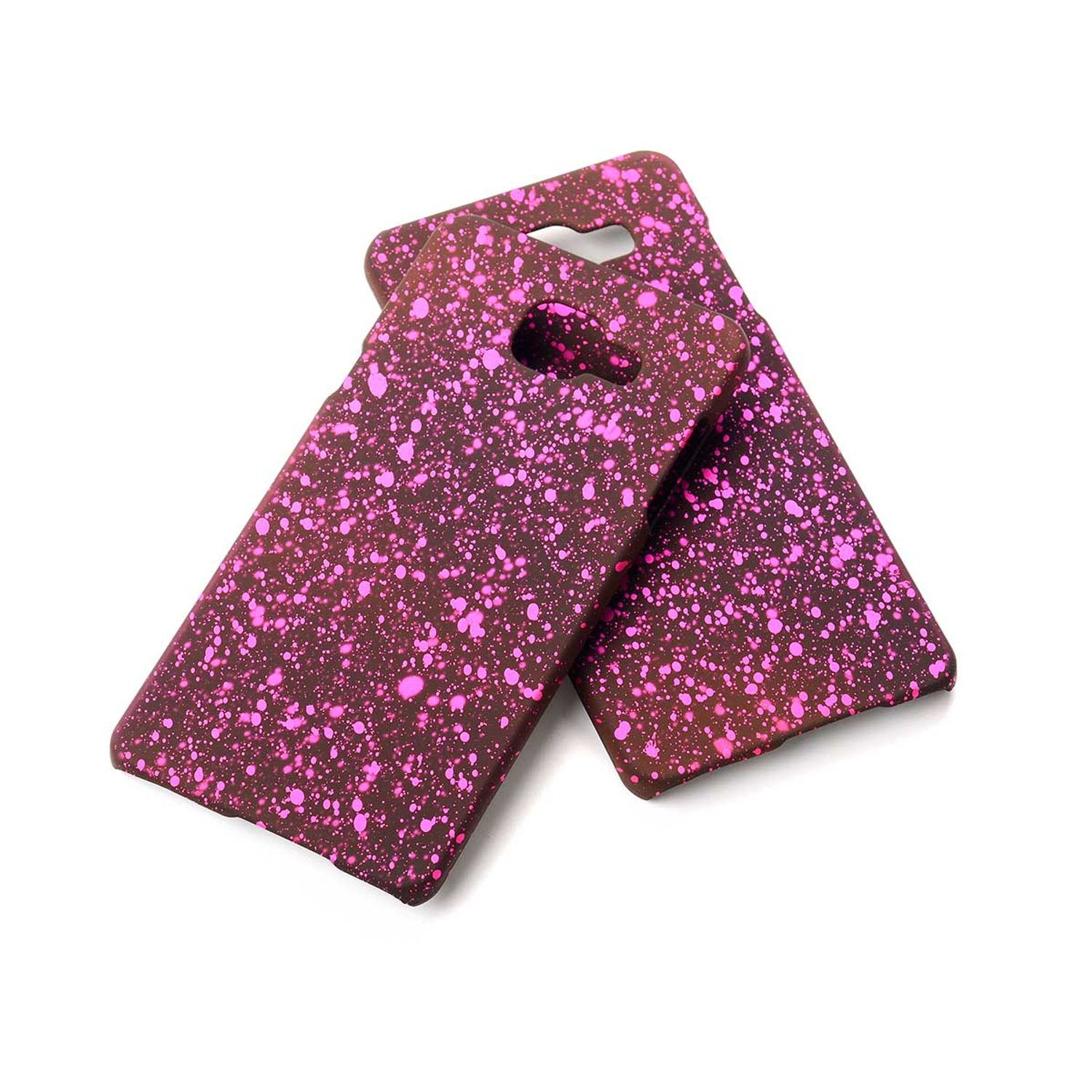 Braune Handyhüllen mit pinkfarbenem Spritzdesign, zwei Hüllen. Weißer Hintergrund.