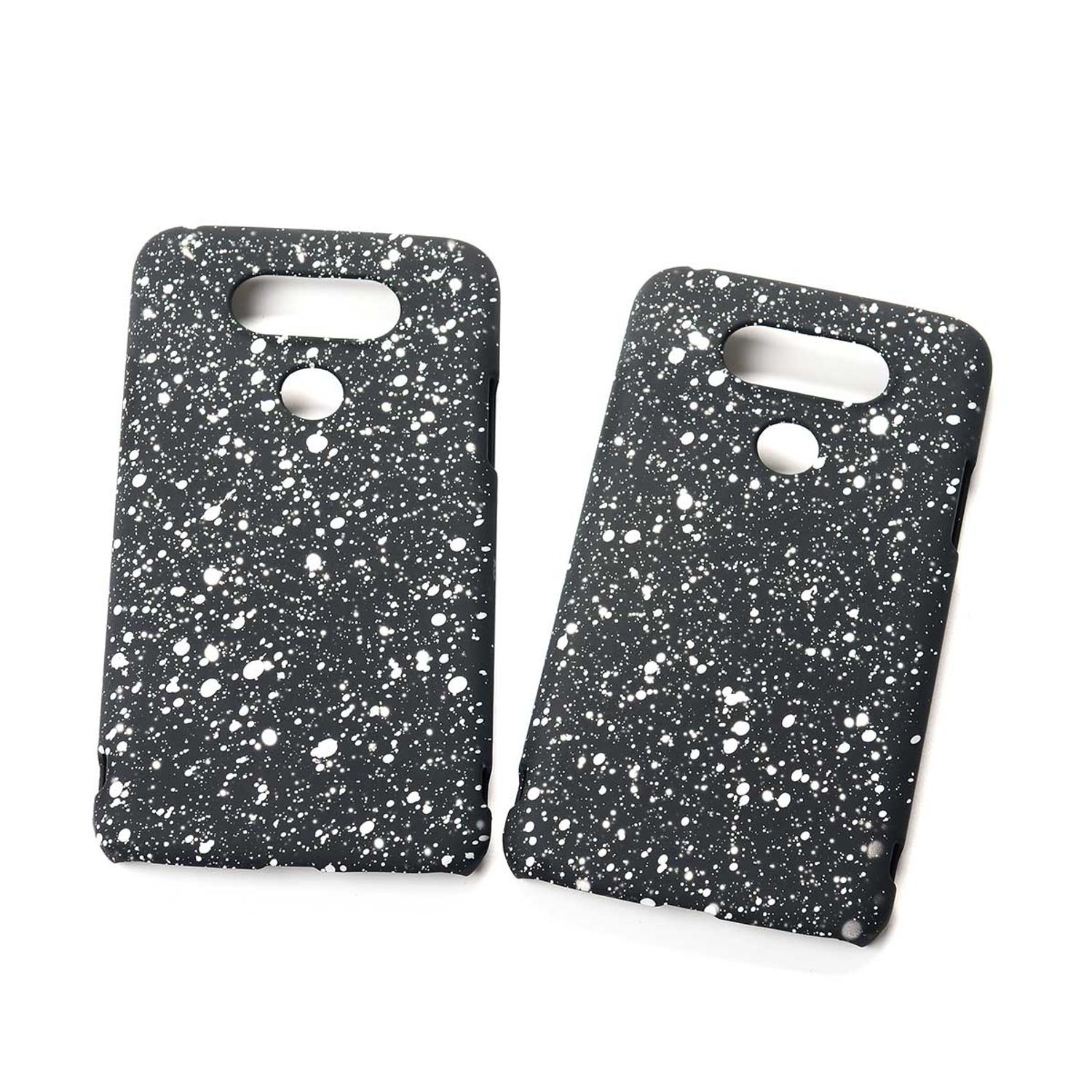 Zwei schwarze Handyhüllen mit weißen Sprenkeln. Die Hüllen haben Aussparungen für die Kamera und ein Telefon.