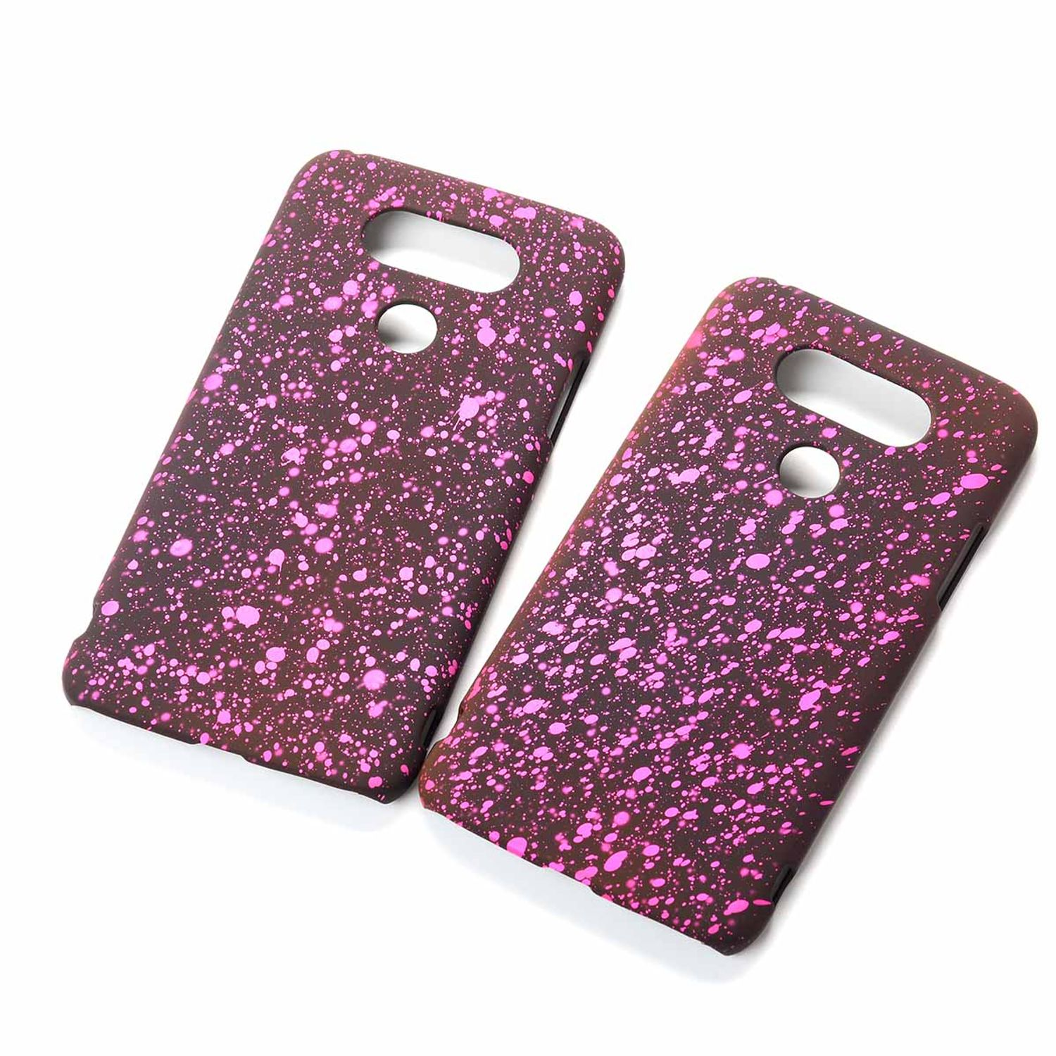 Zwei Handyhüllen. Dunkelbraun mit rosa Farbspritzern. Weißer Hintergrund.