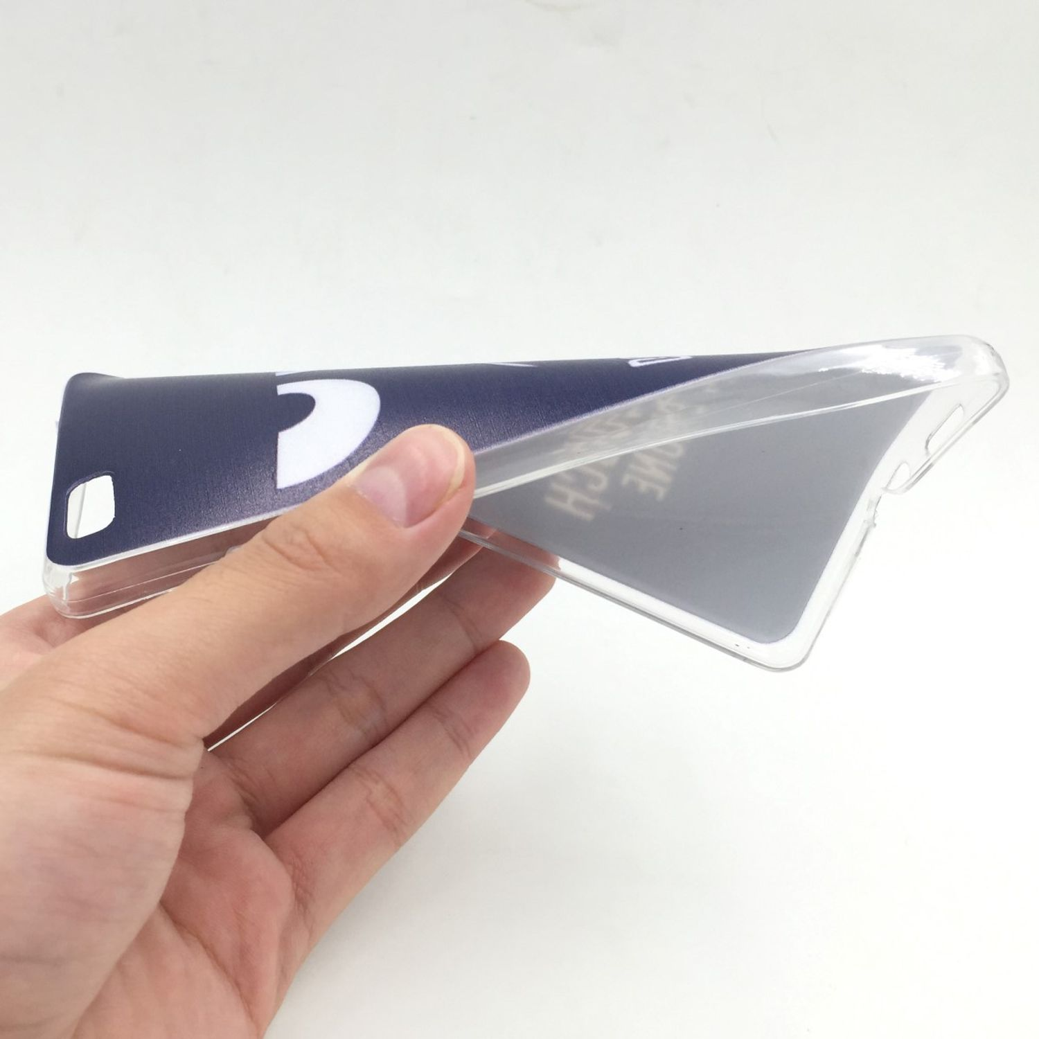 Eine Hand, die eine transparente Handyhülle mit einem Design auf der Innenseite hält.