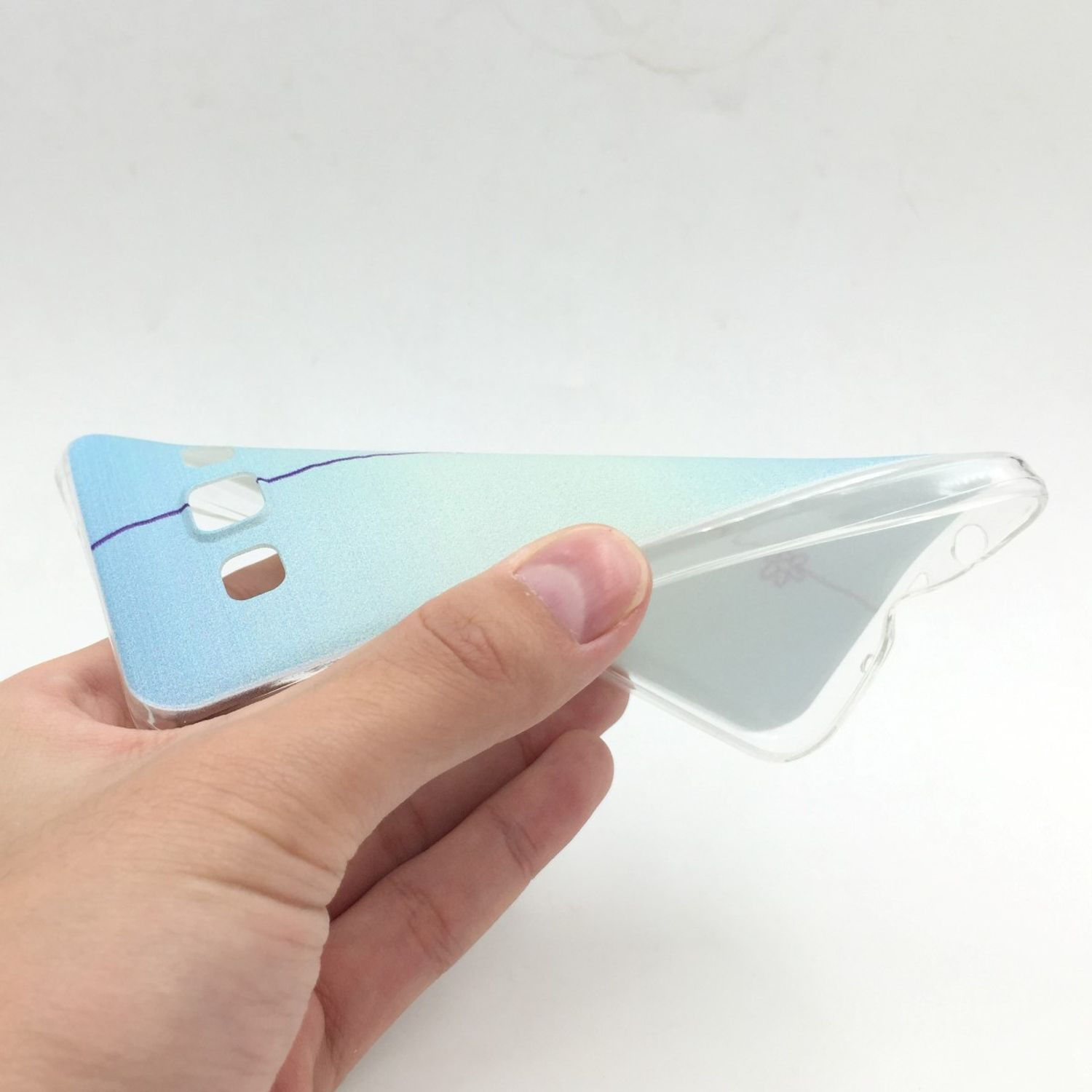Hand hält eine klare Handyhülle mit blau-grünem Design.