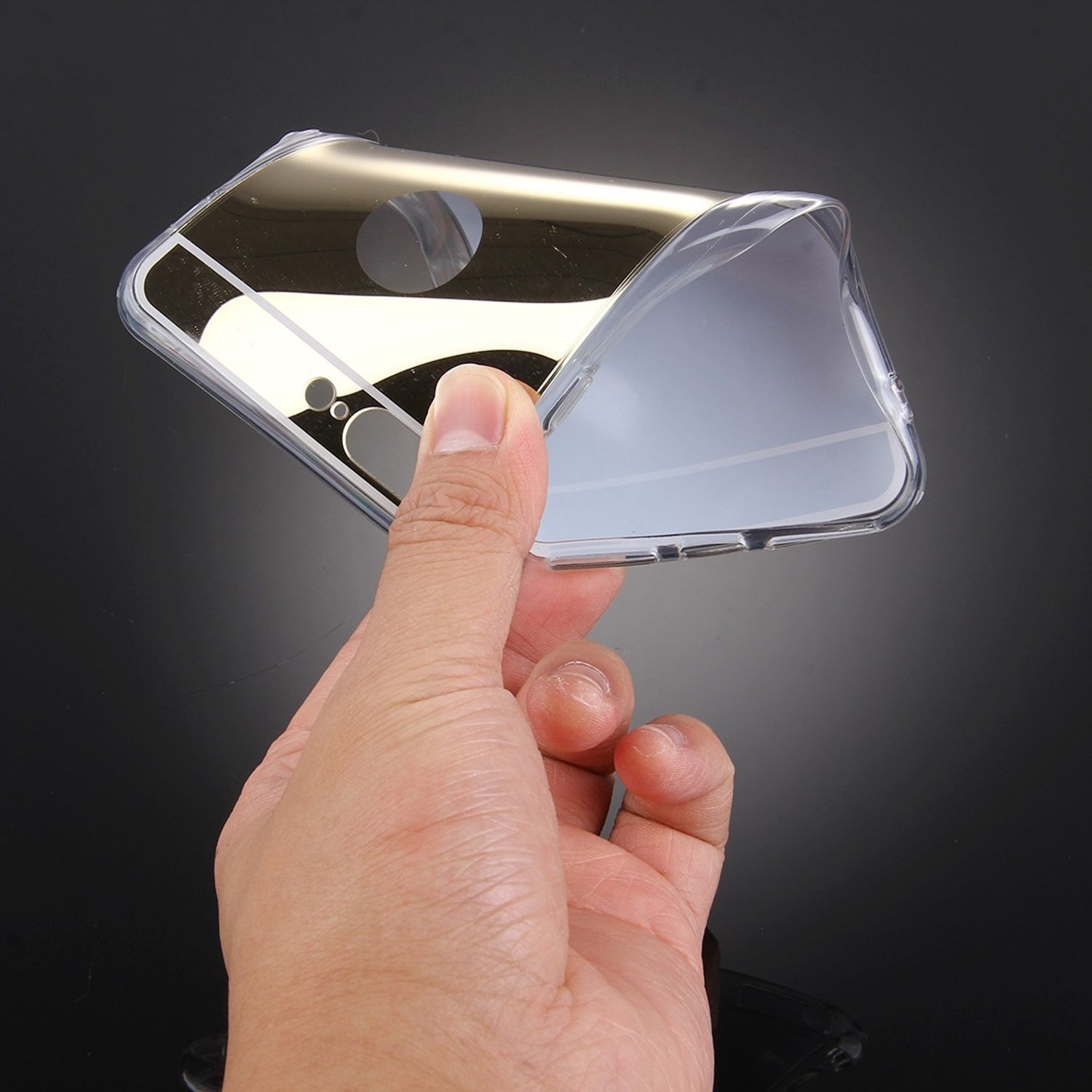 Hand hält transparente Handyhülle, zeigt das Design des Telefons.