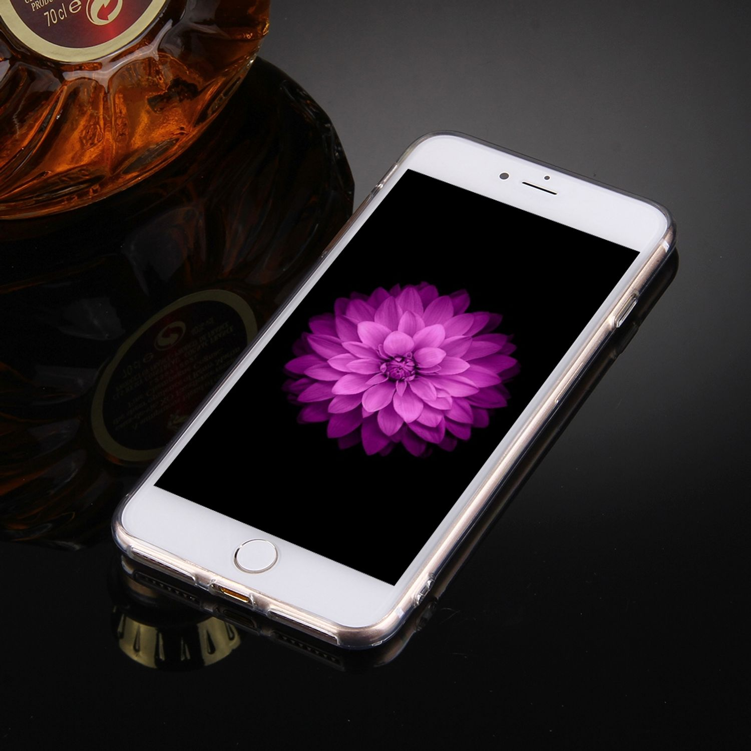 Ein weißes Telefon mit durchsichtiger Hülle, die eine lila Blume zeigt.