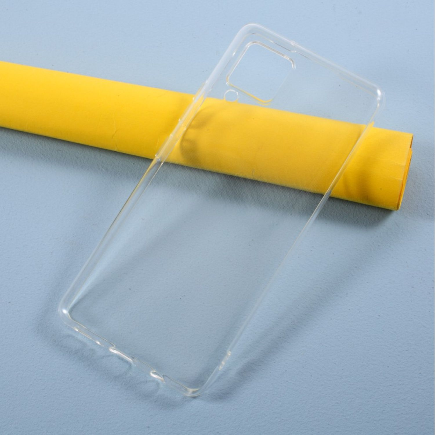 Transparente Handyhülle. Winkelansicht. Gelb und blauer Hintergrund.