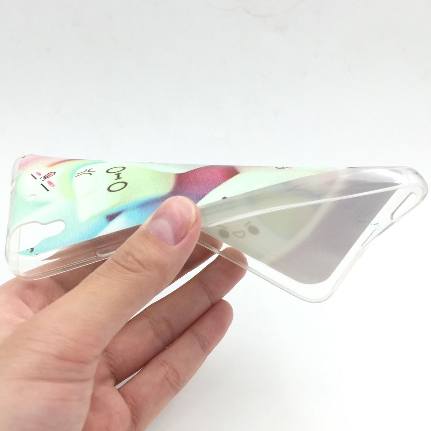 Hand hält eine transparente Handyhülle mit farbenfrohem Design innen.