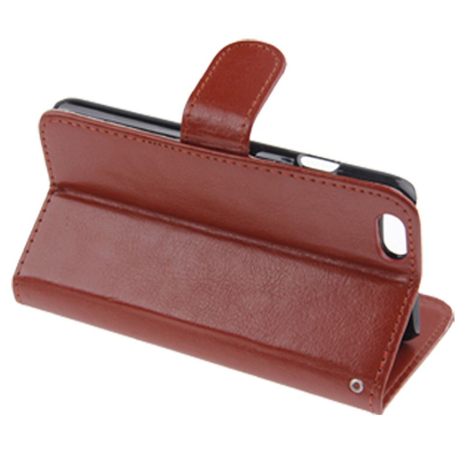 Braune Leder-Handyhülle mit Klappe. Ein Telefon ist darin. Weißer Hintergrund.