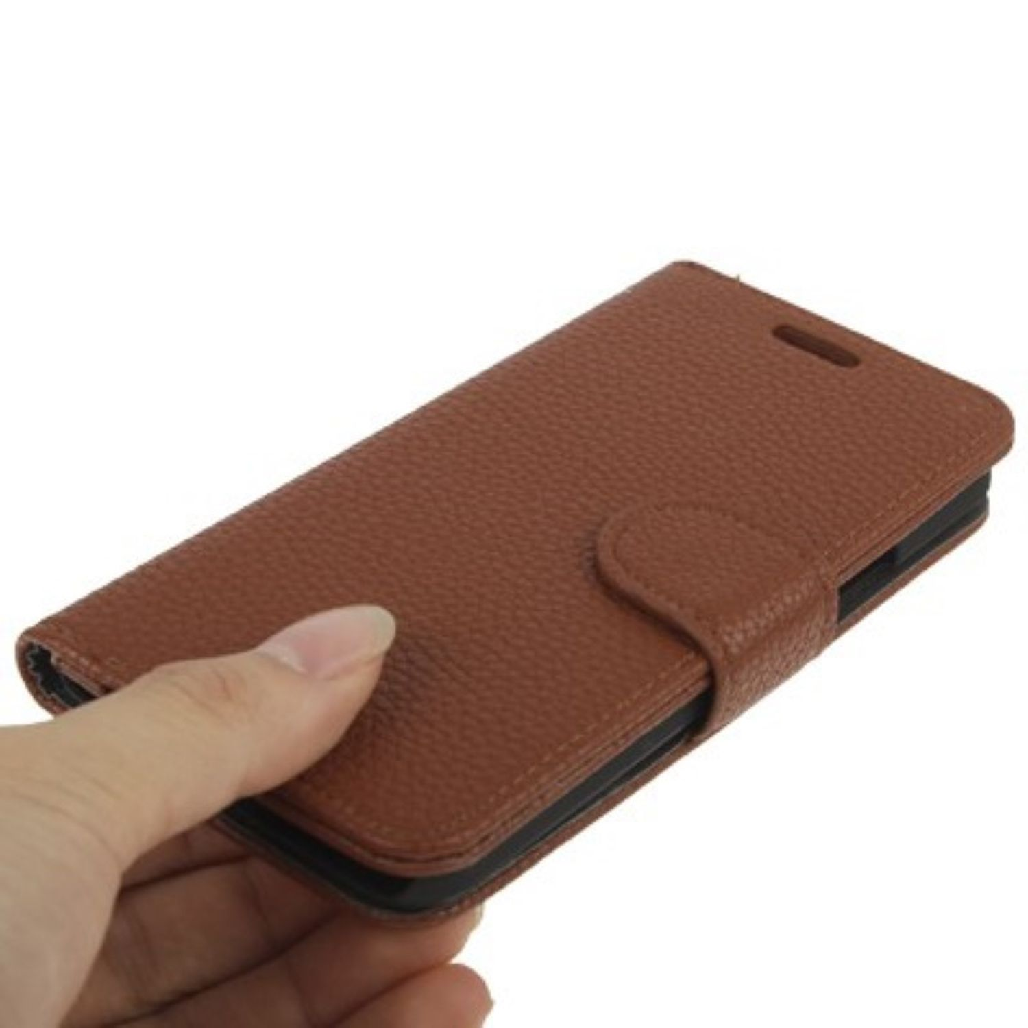 Hand hält braune Leder-Handyhülle mit Knopf und Klappe.