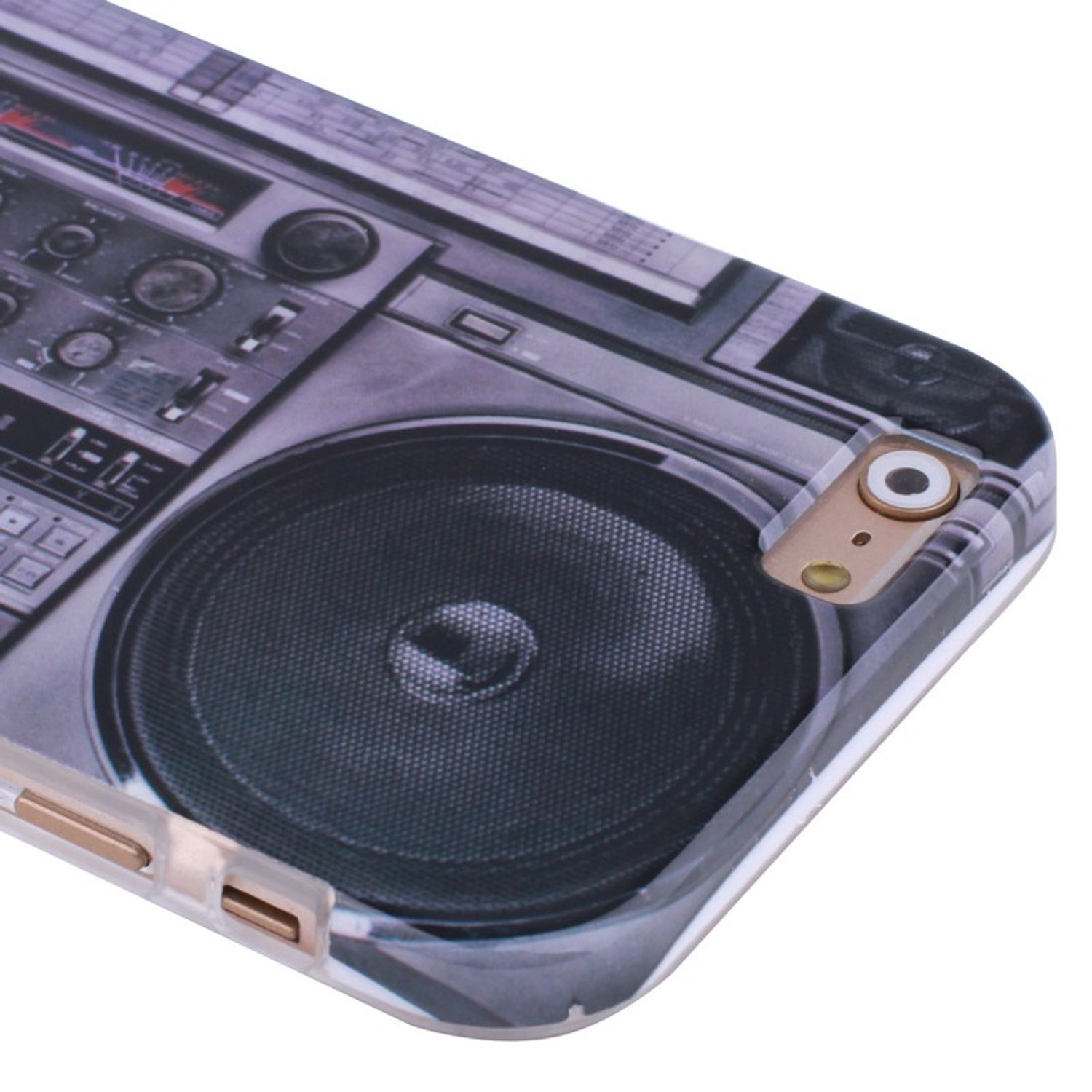 Handyhülle mit Boombox-Design. Schwarzer Lautsprecher, graue Knöpfe und ein Kamerloch. Weißer Hintergrund.