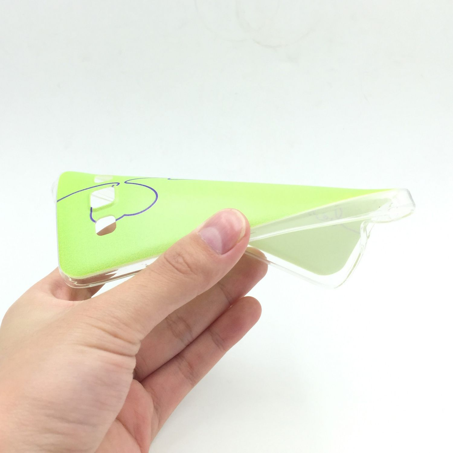 Hand hält eine grüne Handyhülle auf weißem Hintergrund.