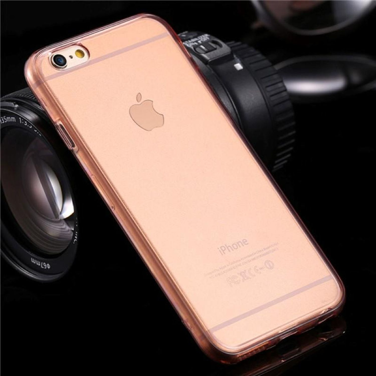 Telefon mit einer Handyhülle. Das Telefon ist roségold und der Hintergrund ist schwarz.