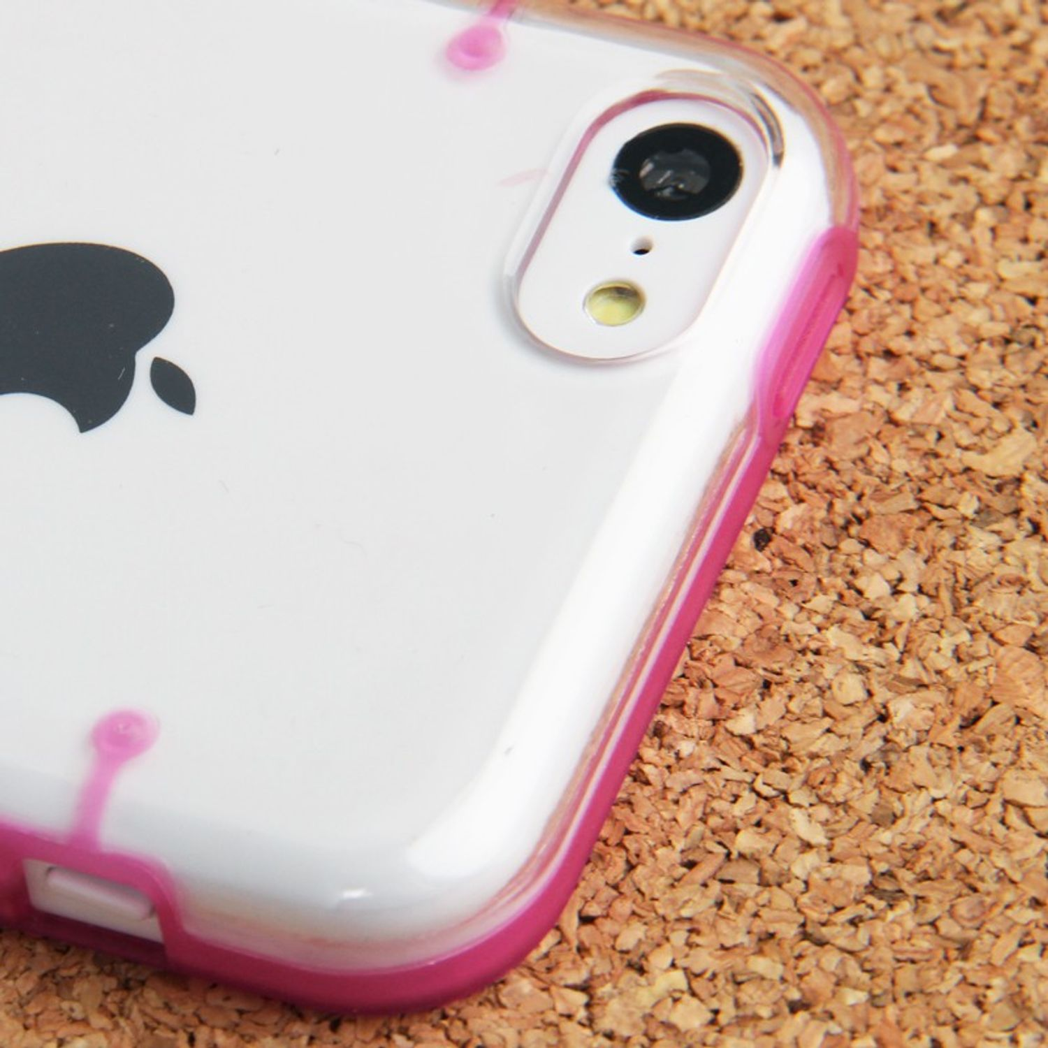 Eine weiße Handyhülle mit rosa Rand, mit einem Apple-Logo und einer Kamera.
