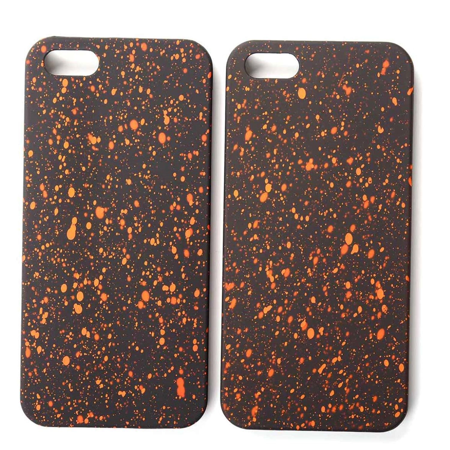 Zwei Handyhüllen, schwarz mit orangen Spritzern. Weißer Hintergrund.