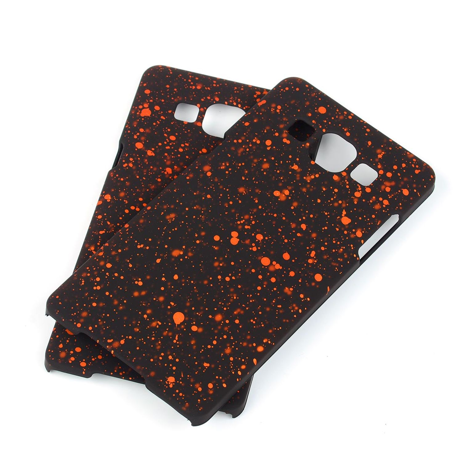 Schwarze Handyhüllen mit orangefarbenem Spritzdesign. Eine Hülle liegt auf der anderen, weißer Hintergrund.