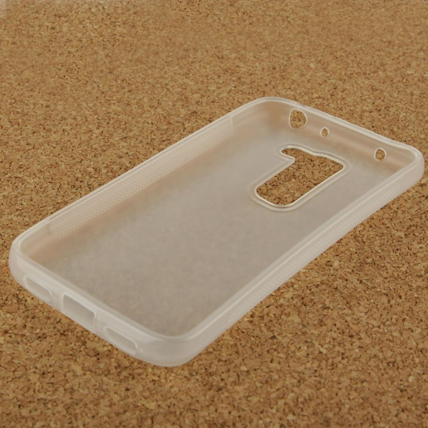Transparente Handyhülle auf Korkoberfläche. Die Hülle hat Aussparungen für Kamera und Knöpfe.