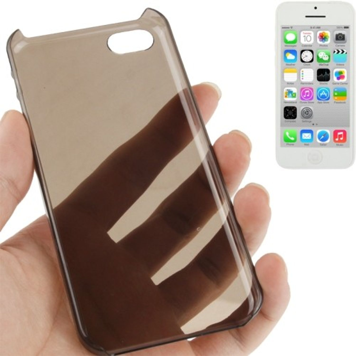Hand hält eine Handyhülle. Ein Telefon befindet sich neben der Hülle. Hintergrund ist weiß.