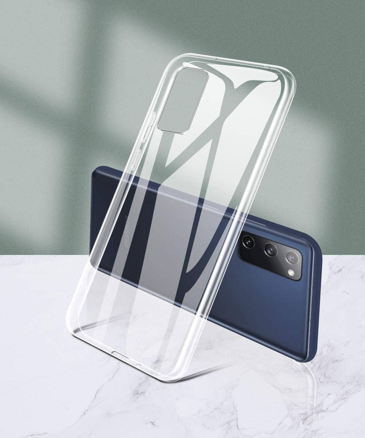 Ein Telefon in einer durchsichtigen Hülle auf einer Marmoroberfläche, mit weichem grünen Hintergrund.