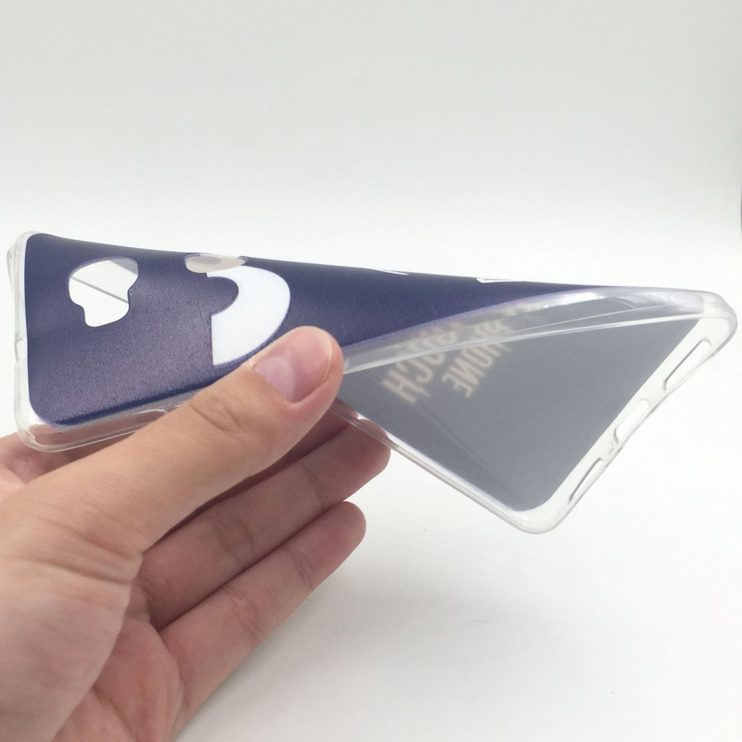 Hand hält eine transparente Handyhülle mit blauem Innenraum und weißem Logo. Hintergrund ist weiß.