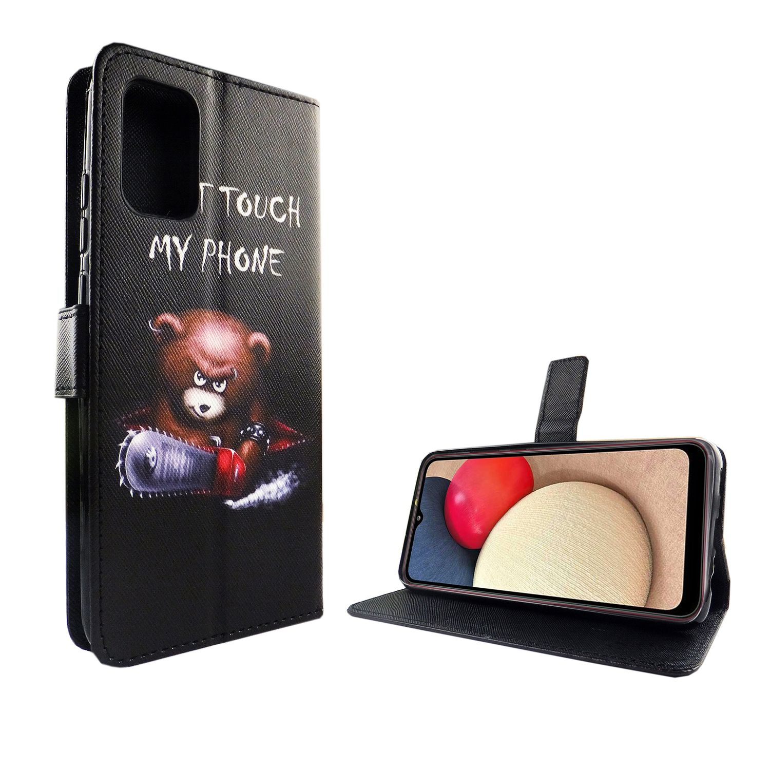 Eine schwarze Handyhülle mit Bär- und Kettensägen-Design. Das Telefon ist geöffnet, der Bildschirm wird angezeigt.